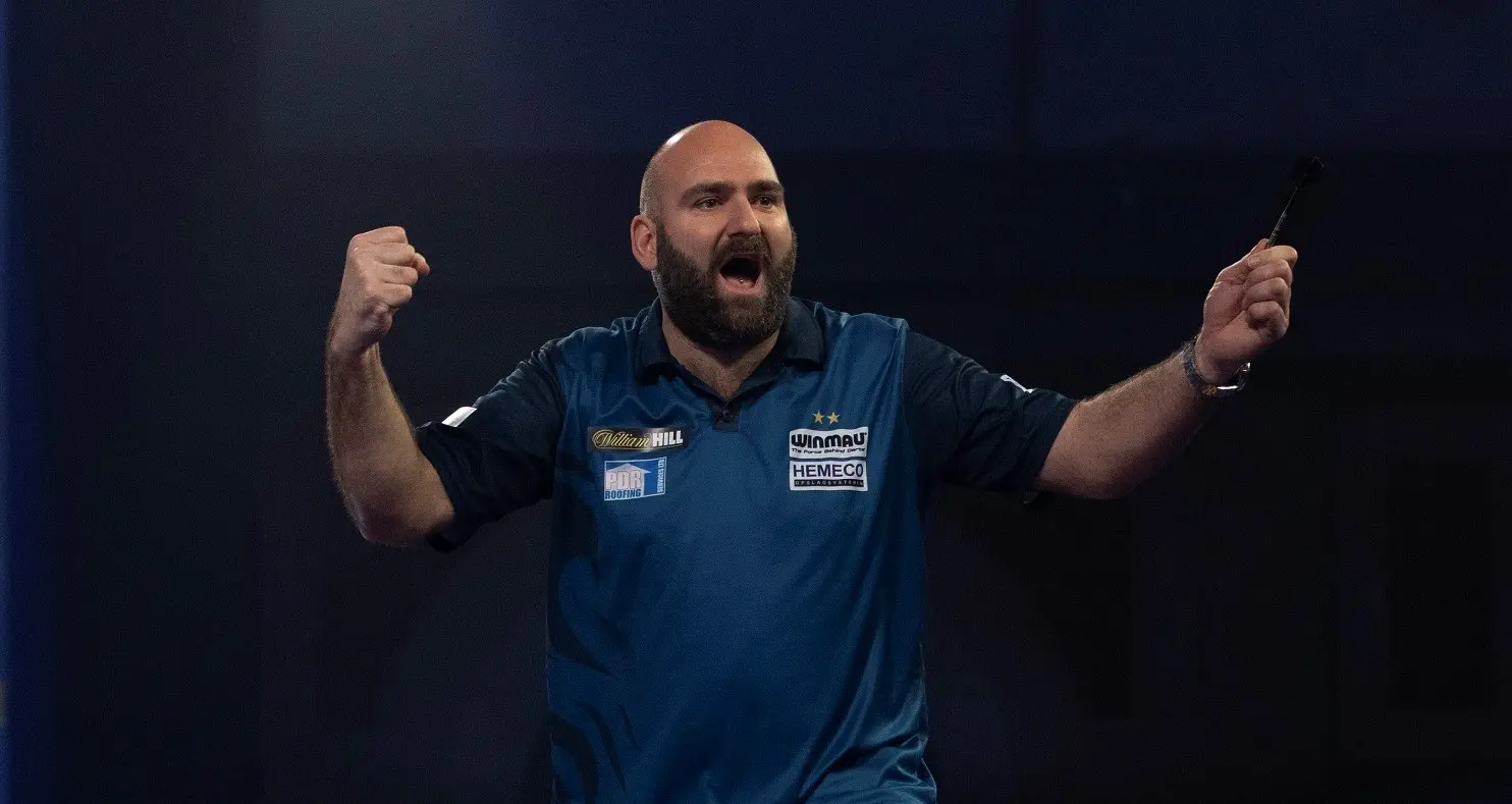 Waites blikt na eerste zege op PDC-WK terug op besluit voor overstap naar PDC: 'Wist dat het niets meer ging worden bij de BDO'