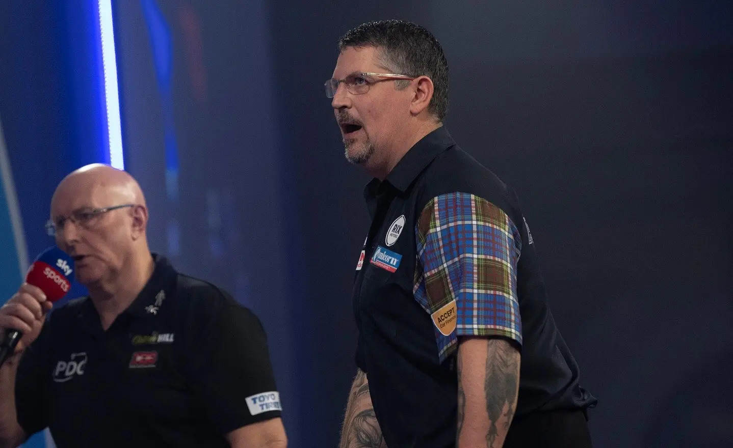 Anderson geeft Petersen oorwassing en bereikt kwartfinales