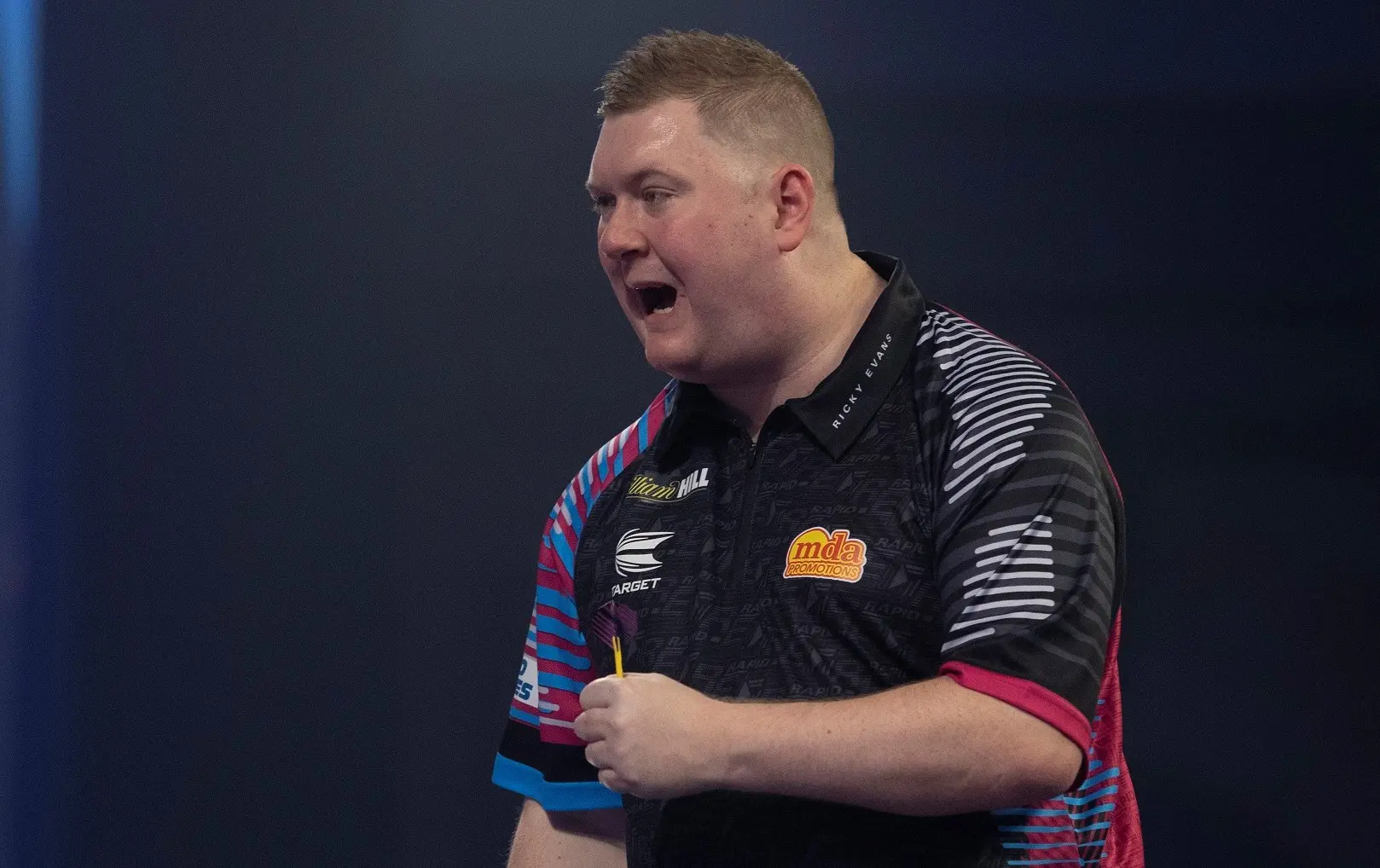 Evans vlot in drie sets langs Indiër op WK Darts