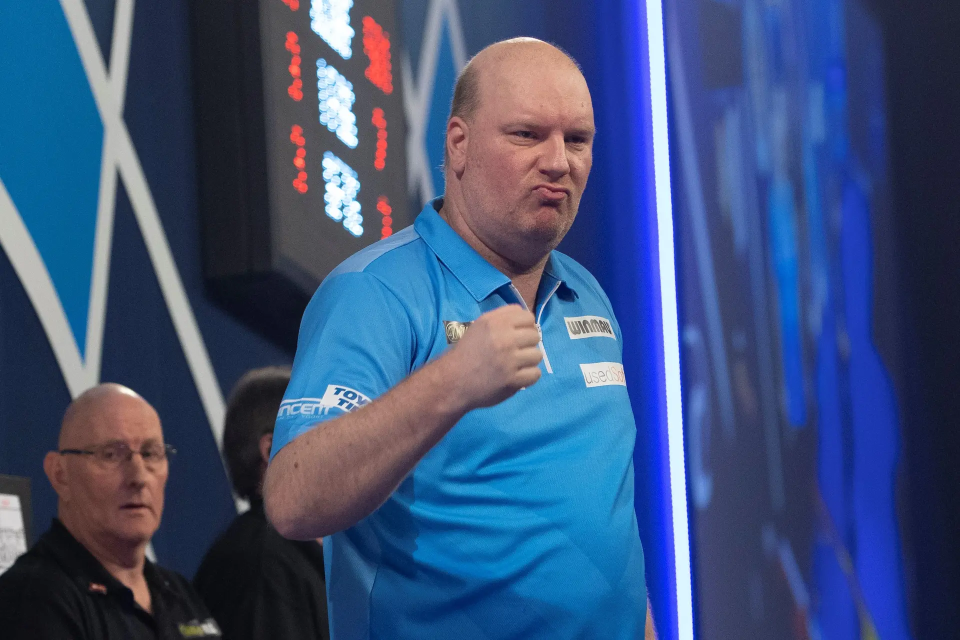 Van der Voort stunt tegen Aspinall en plaatst zich als derde Nederlander voor laatste zestien op WK Darts