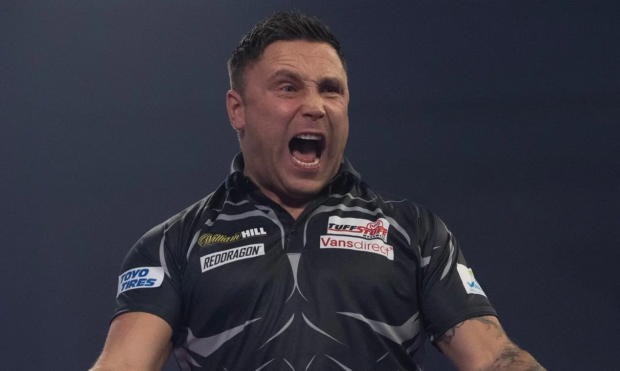 Slordige Price op het nippertje naar halve eindstrijd op WK Darts