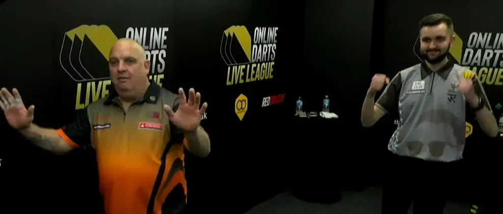 VIDEO: James Richardson gooit negendarter om zoon Josh te verslaan