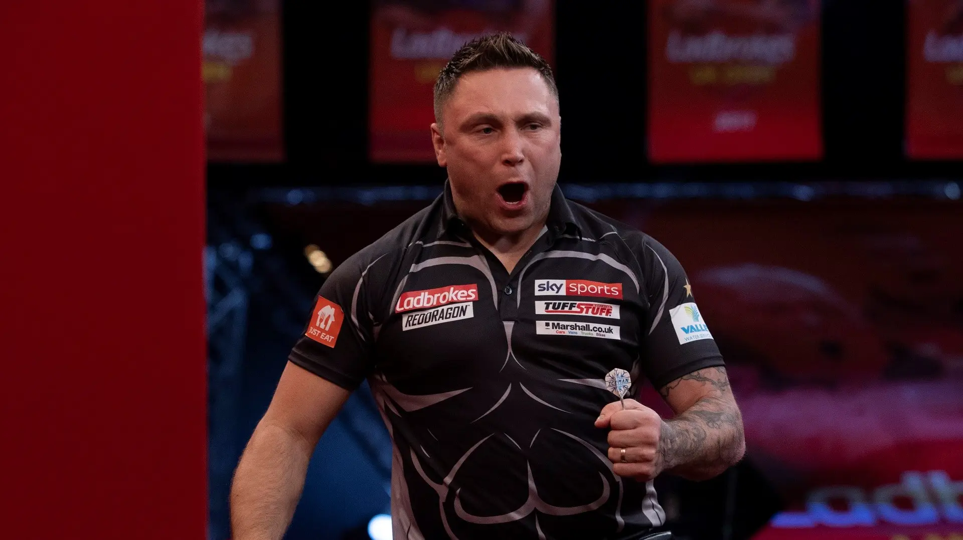 Price met machtige laatste leg langs Petersen