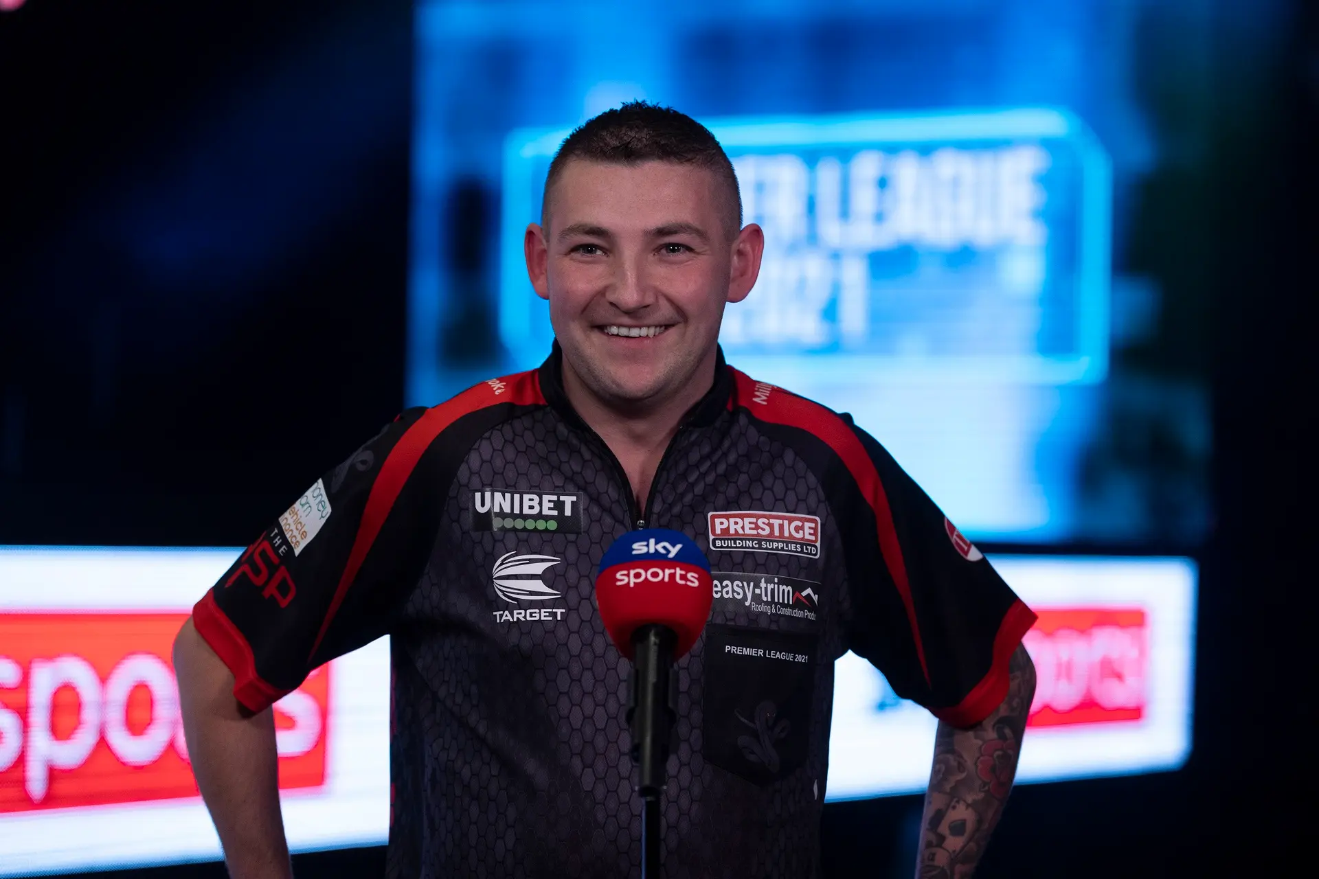 Aspinall blijft aan kop in Premier League, Van Gerwen stijgt naar tweede plek