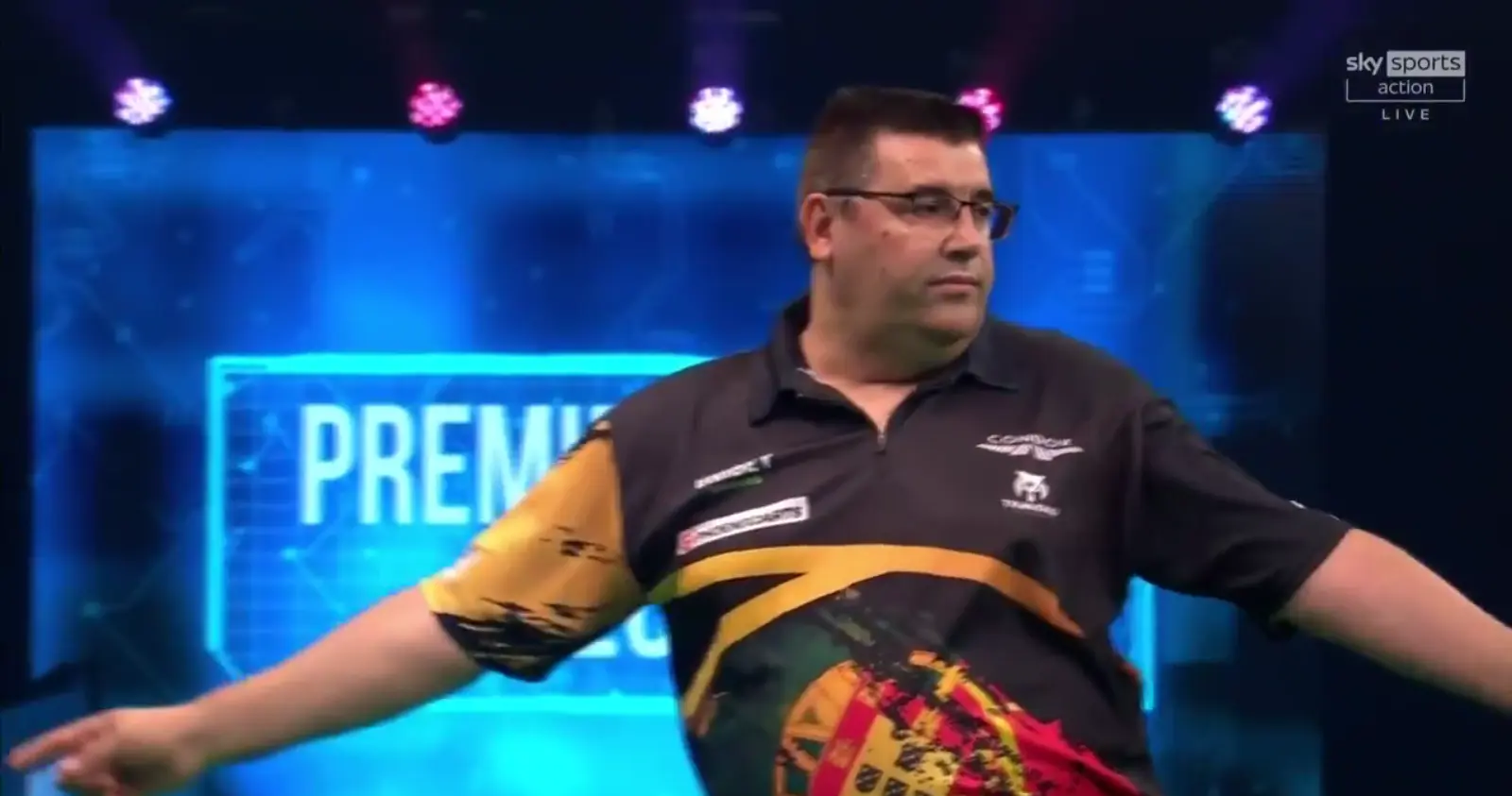 VIDEO: De Sousa gooit zelden vertoonde 120 finish via driemaal tops