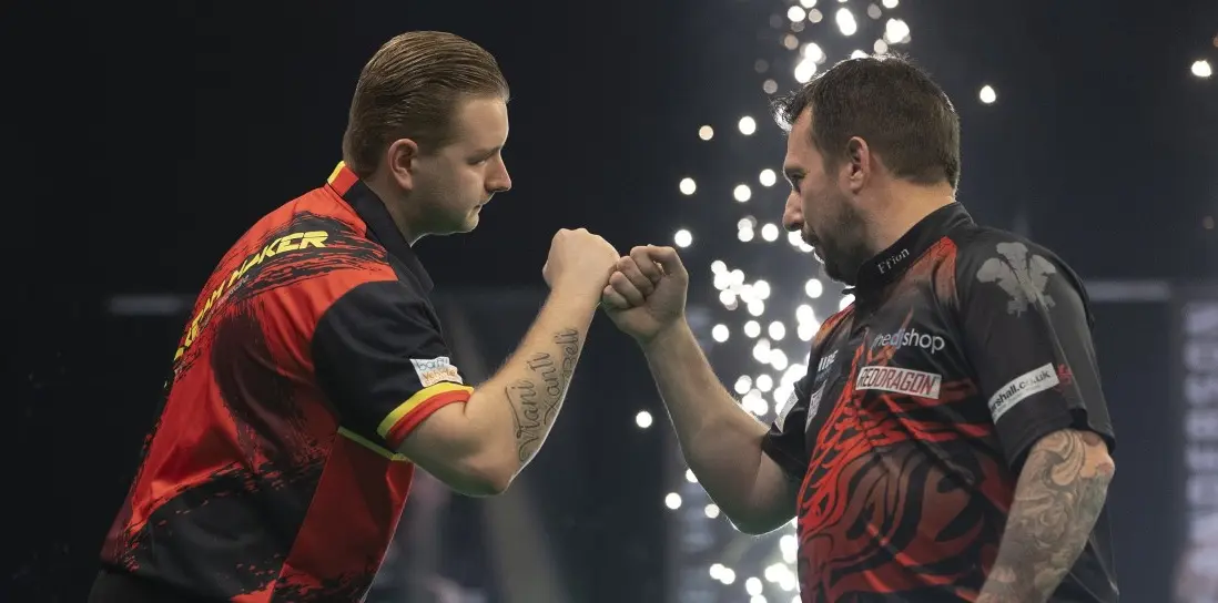 Sterke Clayton houdt Van den Bergh uit play-offs van Premier League