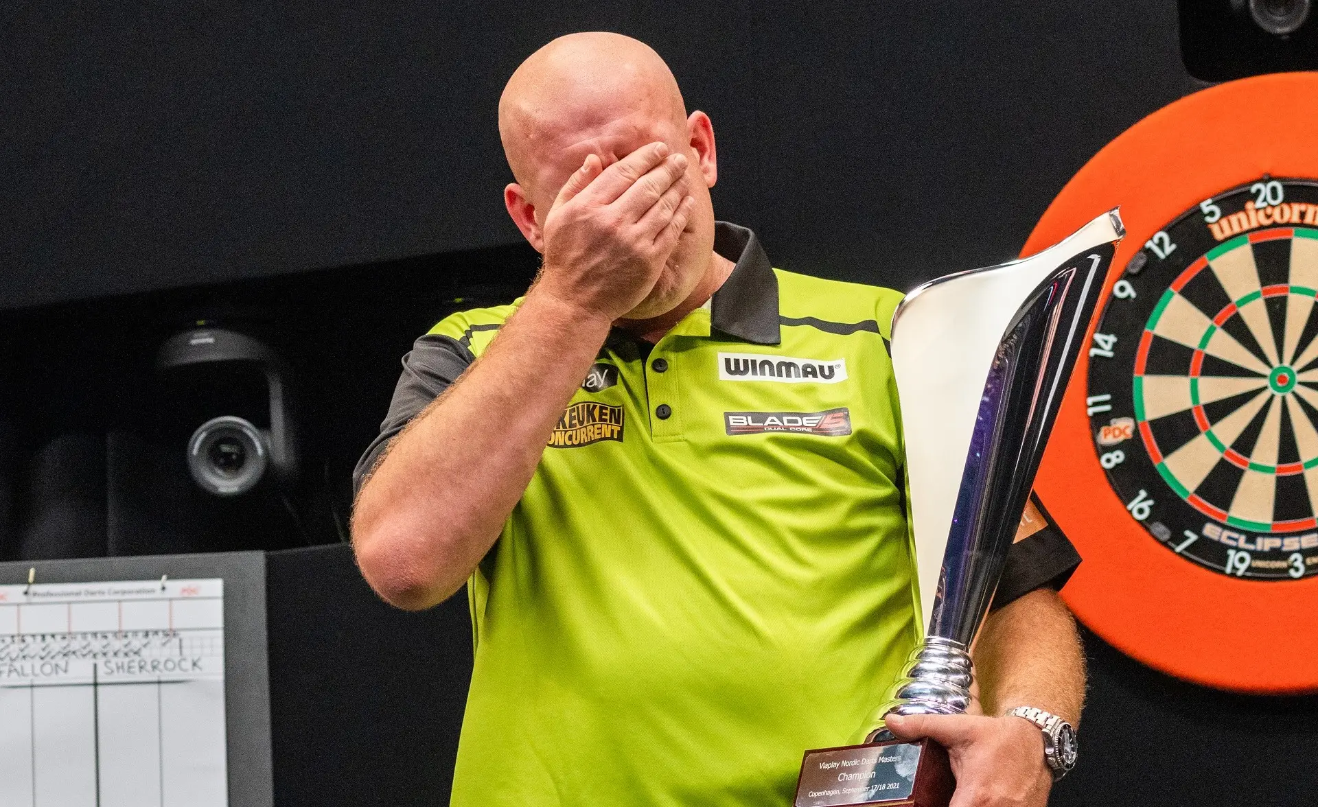 (VIDEO) Van Gerwen barst in tranen uit na winnen eerste titel van het seizoen: 'Er lag enorm veel druk op mijn schouders'
