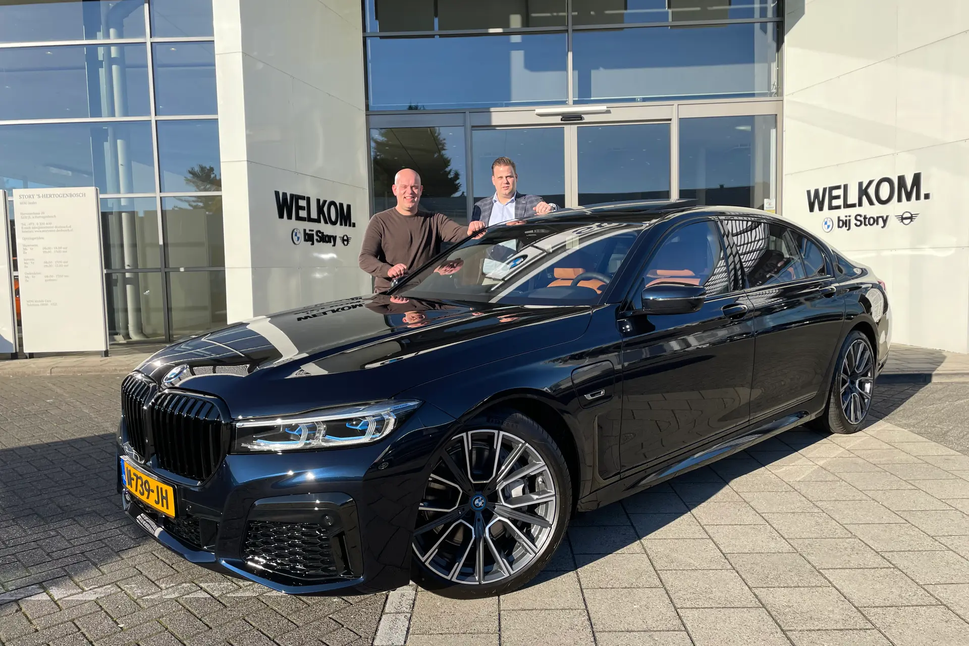 VIDEO: Van Gerwen onthult zijn nieuwe auto na sponsordeal