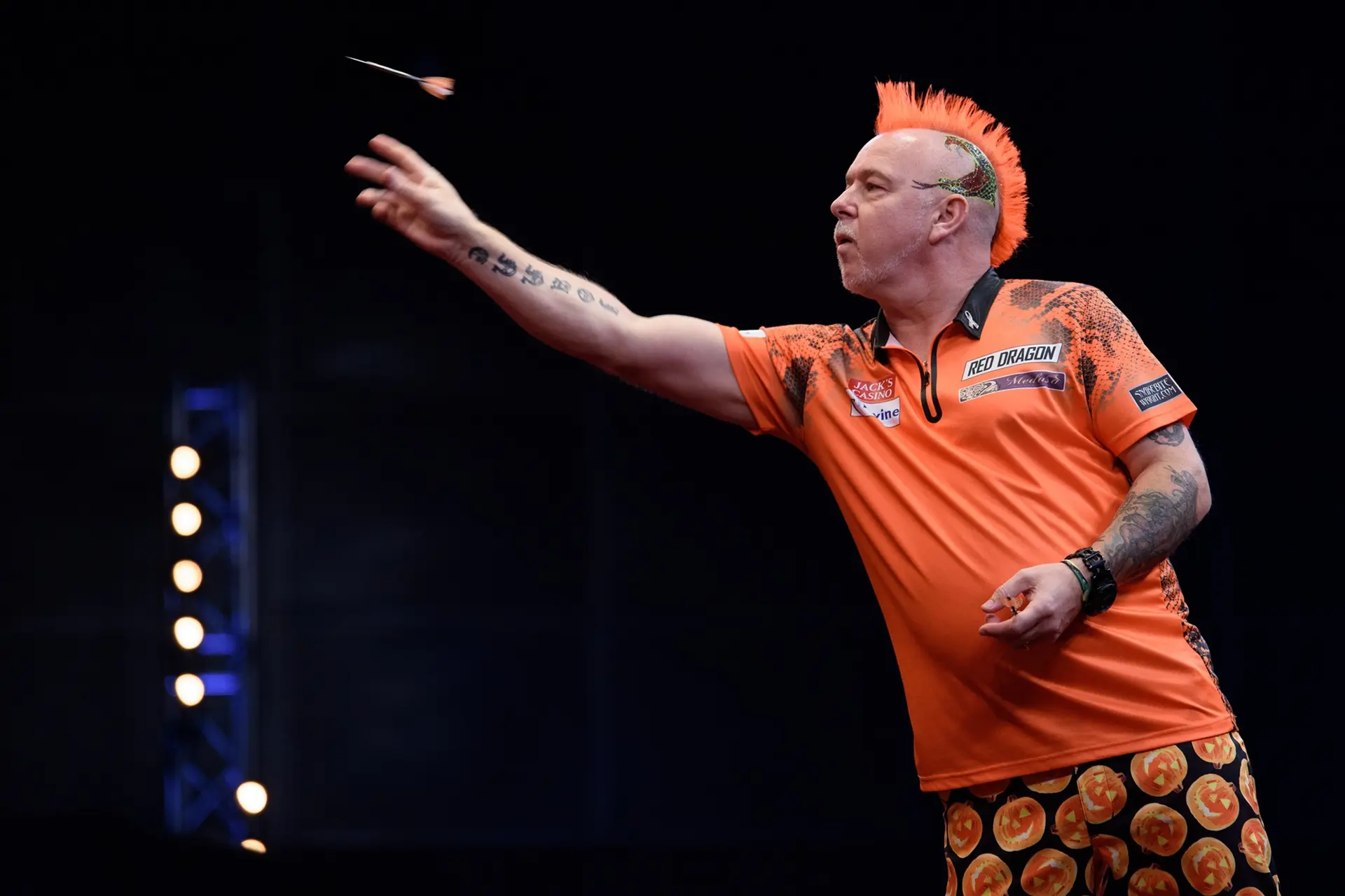Wright knokt zich langs titelverdediger De Sousa in Wolverhampton