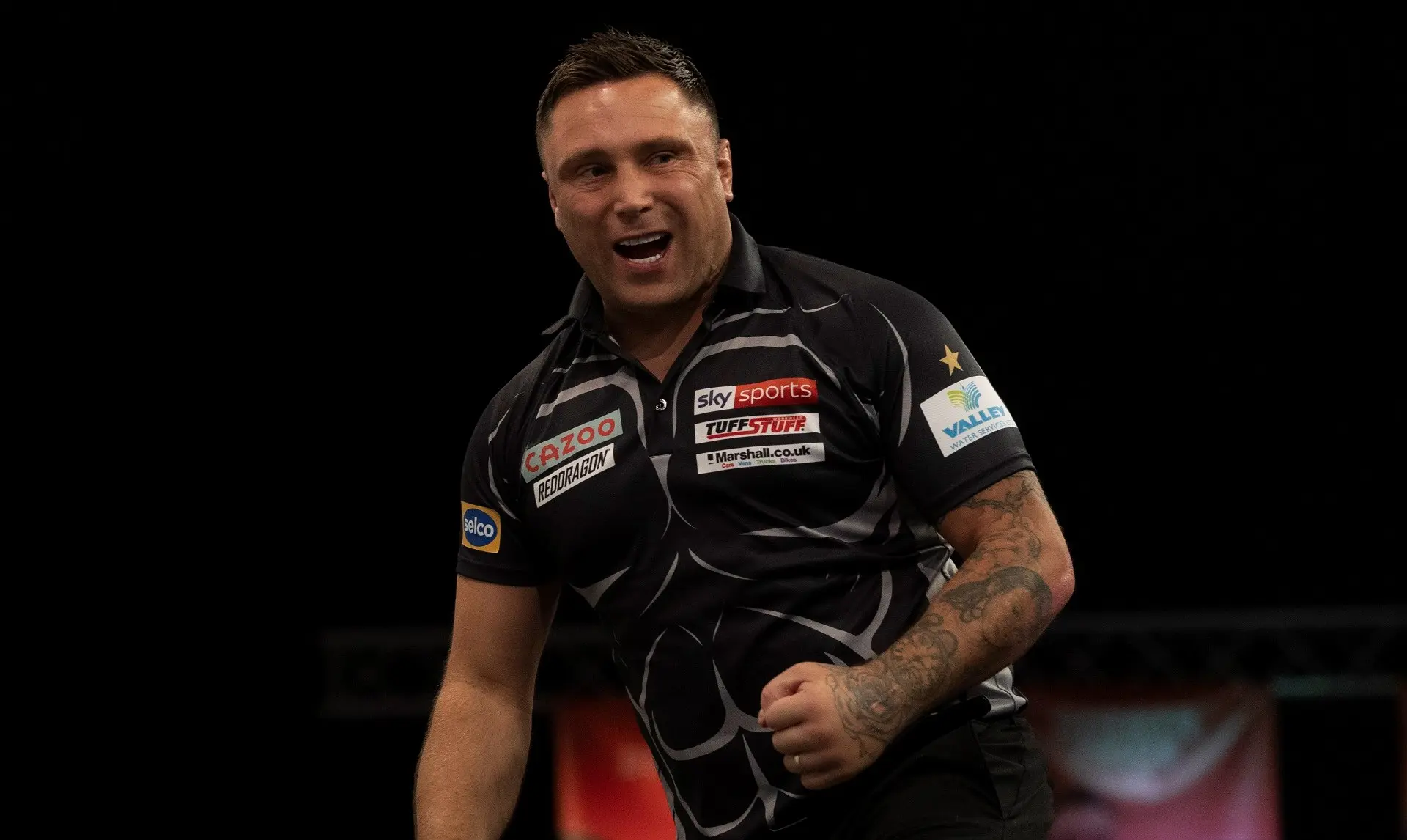 Price schrikt op tijd wakker en bereikt derde ronde op WK Darts