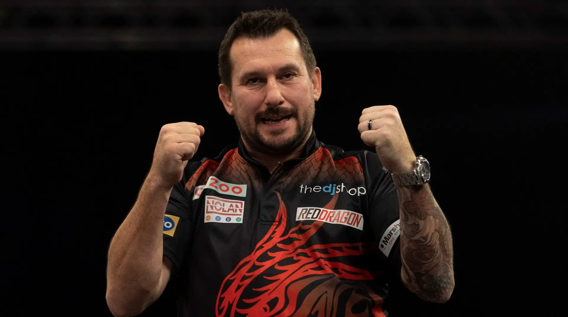 Clayton bereikt derde ronde op WK Darts na vermakelijke wedstrijd