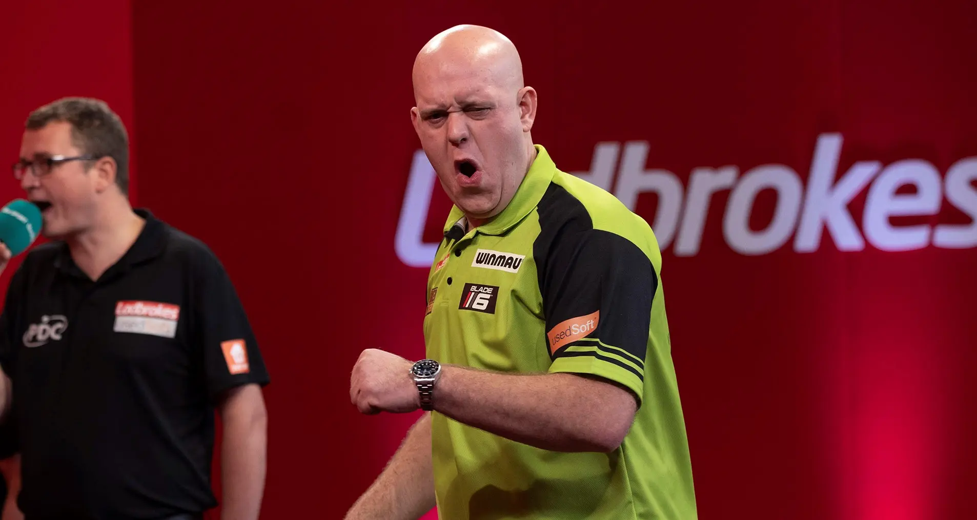 Van Gerwen ontsnapt aan uitschakeling op Masters