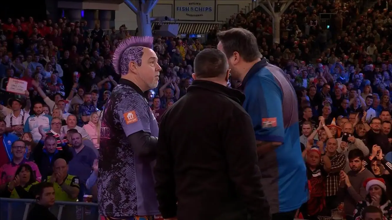 VIDEO: Lewis en Wright na discussie door beveiliger uit elkaar gehaald tijdens Players Championship Finals