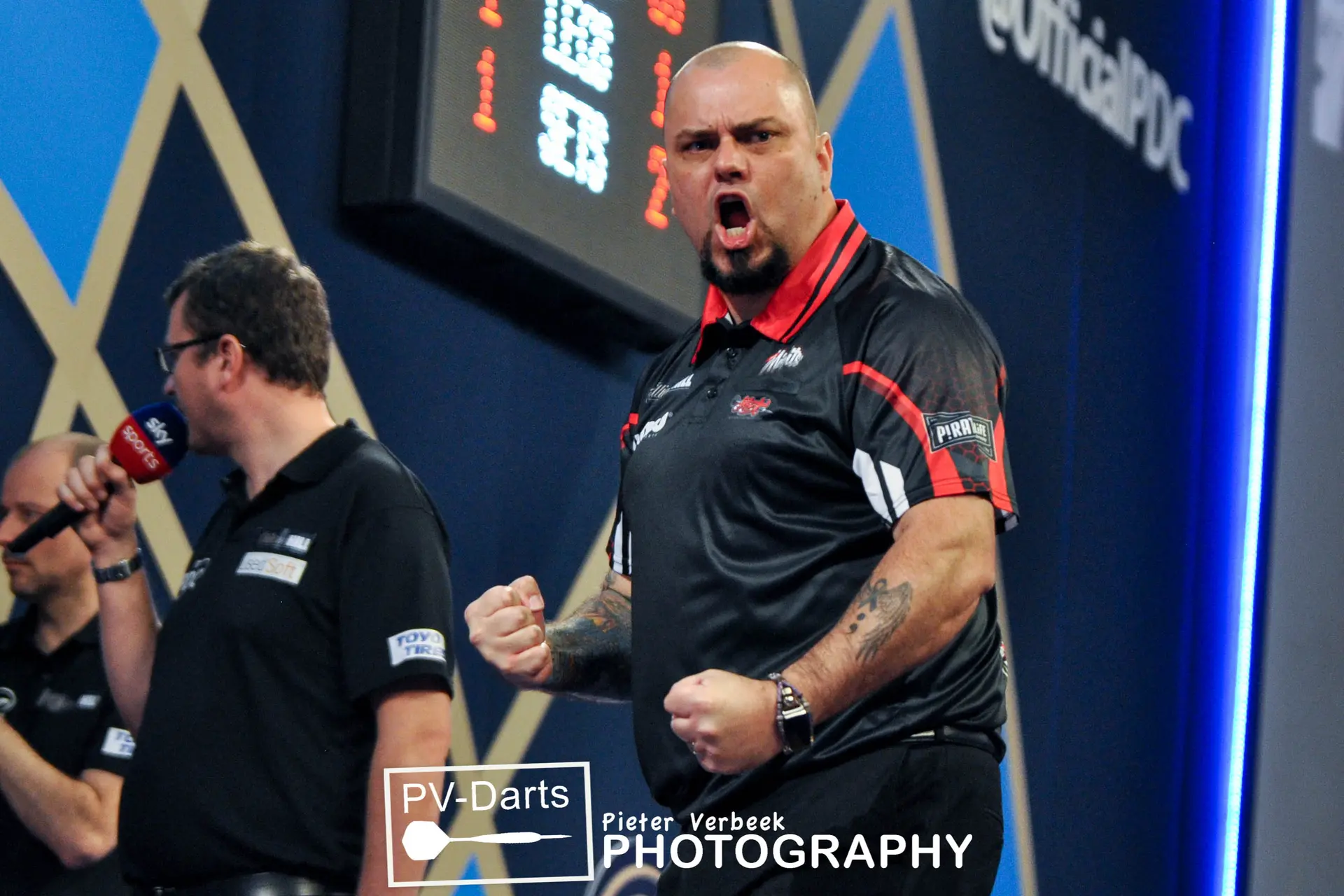 Raymond Smith geeft zoon goede voorbeeld met zege in eerste ronde WK Darts