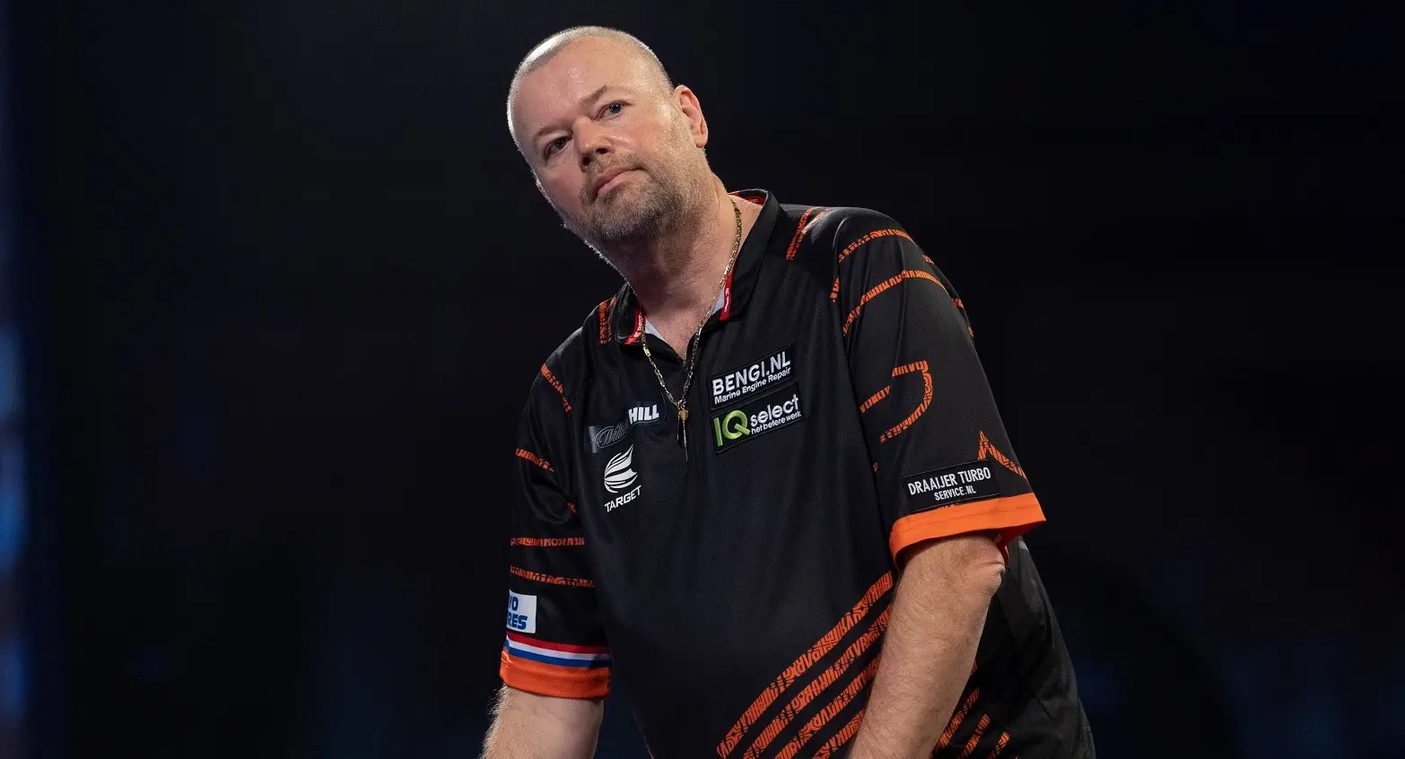 Van Barneveld positief getest op coronavirus na verlies op WK Darts