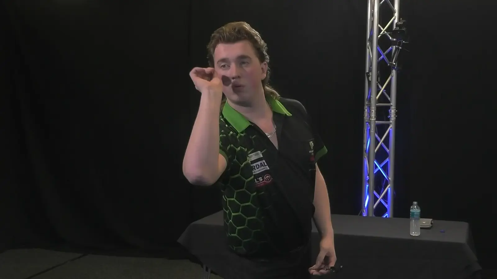 Nederlandse nummer 106 van de wereld zorgt voor waanzinnige stunt met eerste PDC-rankingtitel