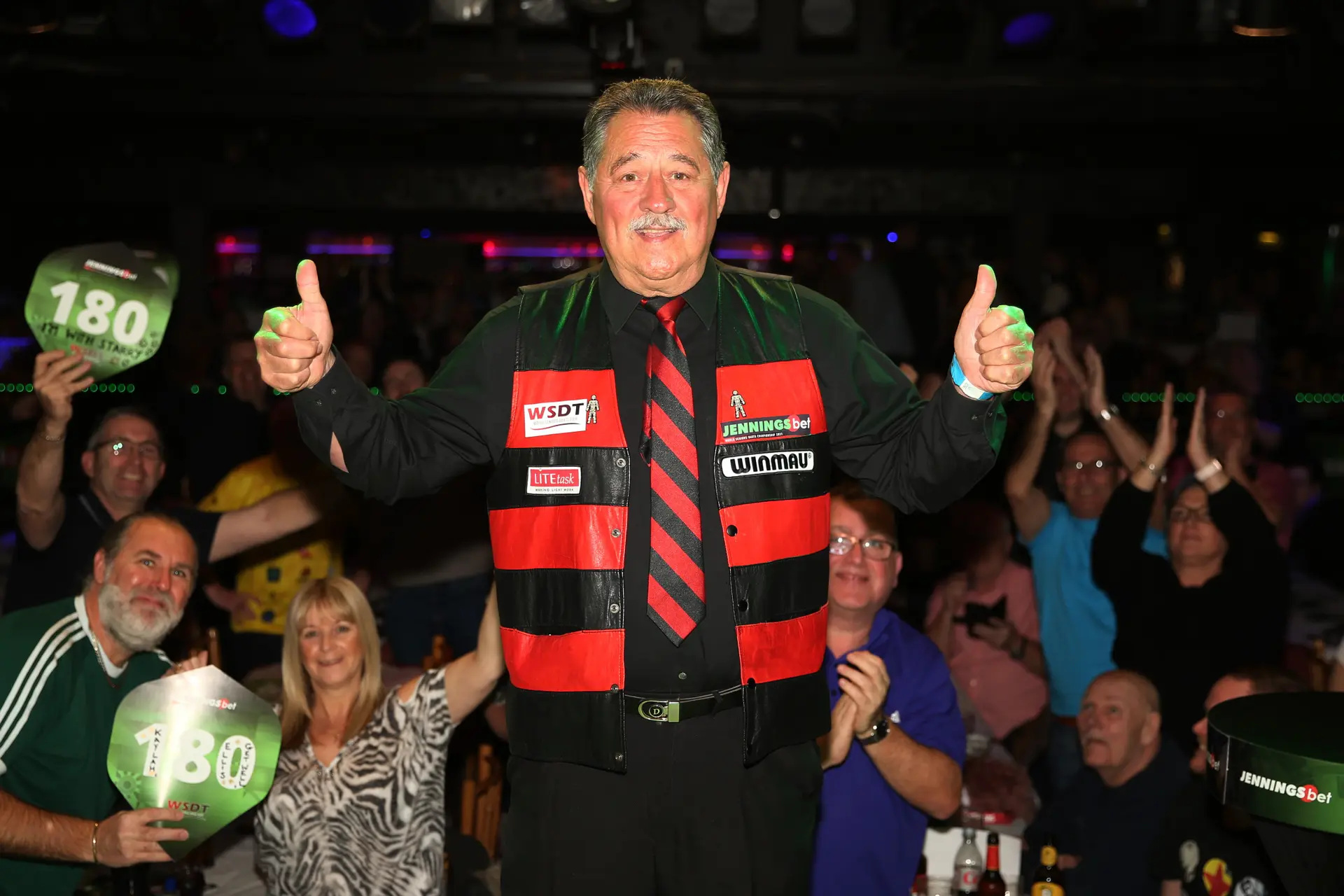 Dennis Priestley in zijn kenmerkende rood-zwarte outfit