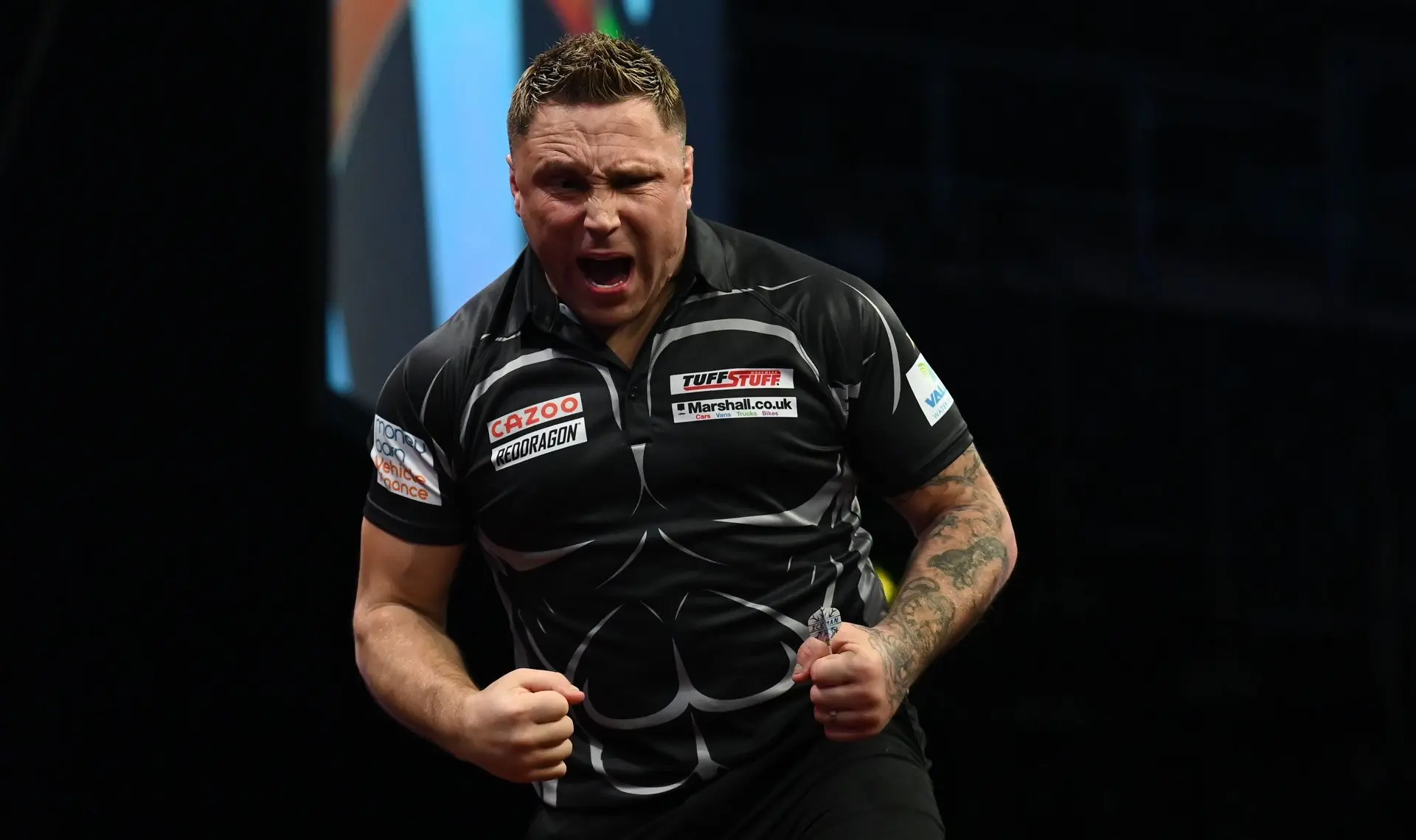 Historische Price met twee negendarters naar weektitel in Premier League Darts