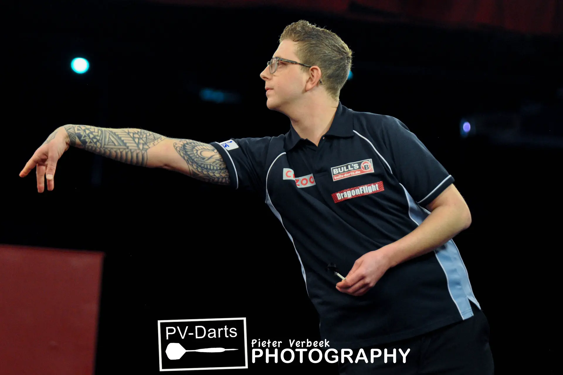 Woodhouse opent European Darts Open met gemiddelde van 110, Peters fors onderuit tegen Penhall