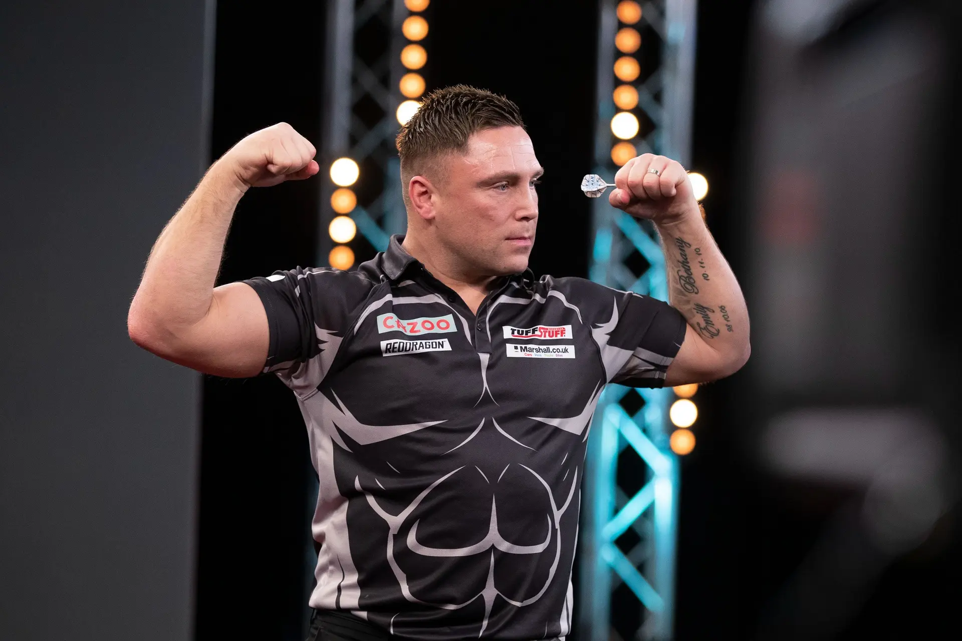 Price met nieuwe opkomstnummer op jacht naar play-offs Premier League Darts