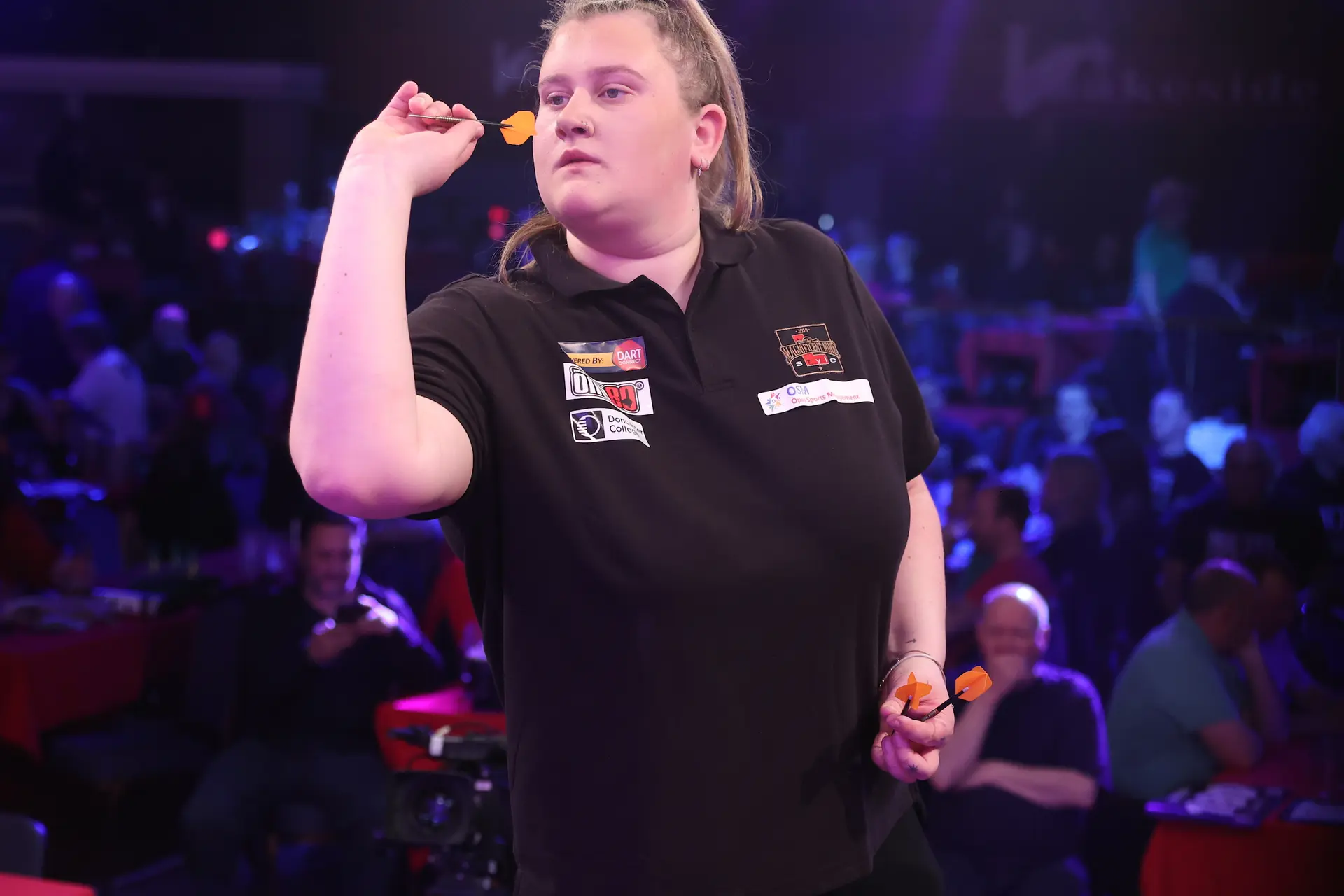 Greaves verbreekt record van Dobromyslova en wordt jongste vrouw ooit op PDC-WK