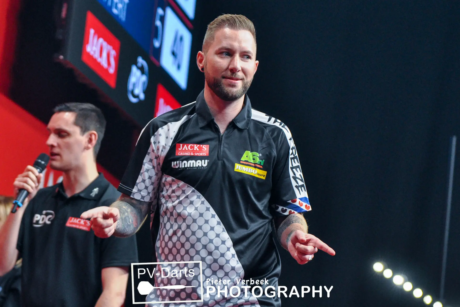 Noppert na ware nagelbijter door naar laatste acht op Dutch Darts Championship