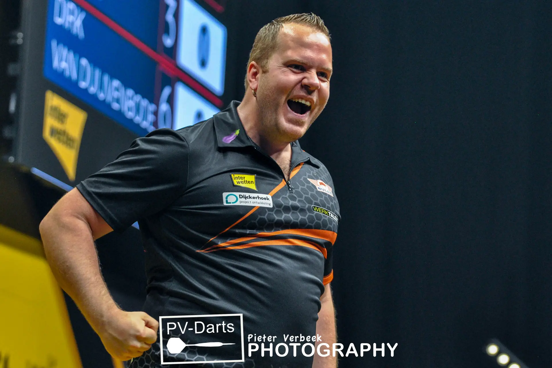 Van Duijvenbode wint voor het eerst van Taylor en pakt titel tijdens demonstratietoernooi