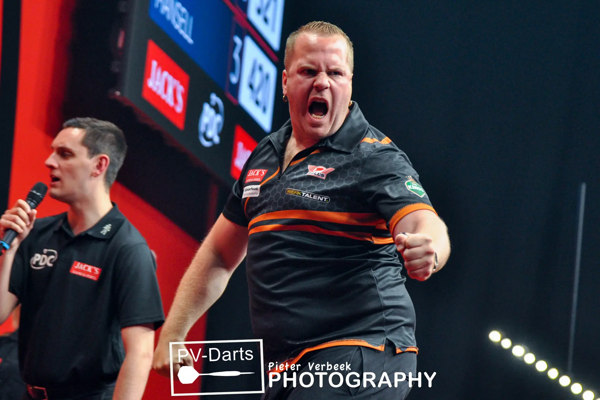Van Duijvenbode overleeft thriller tegen Chisnall op Dutch Darts Championship