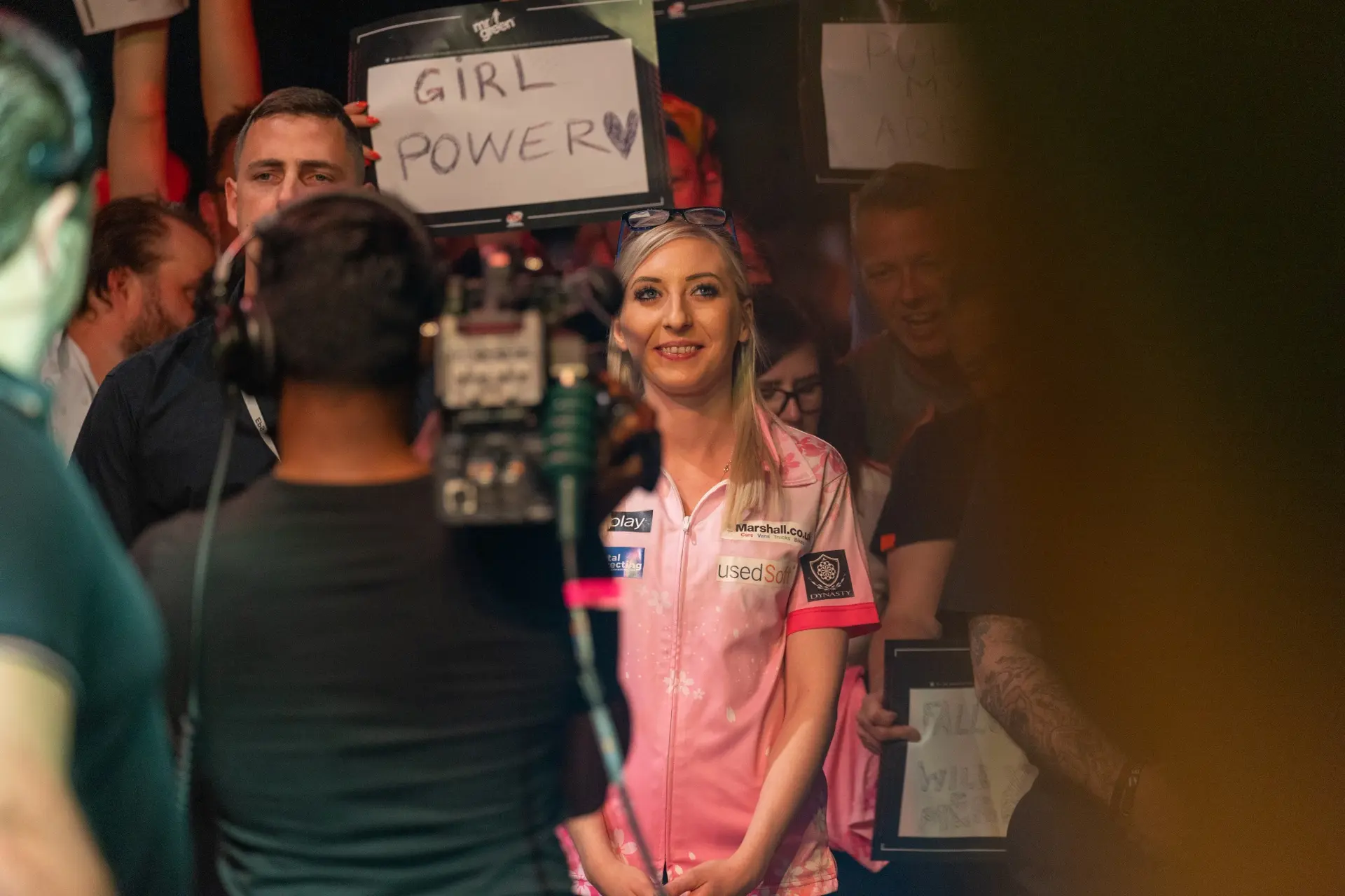 VIDEO: Met welke beroemdheid wil Fallon Sherrock een drankje doen en wie vindt zij de grappigste persoon op het circuit?