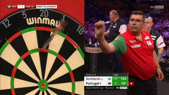 VIDEO: De Sousa gooit zich dood met 180-score