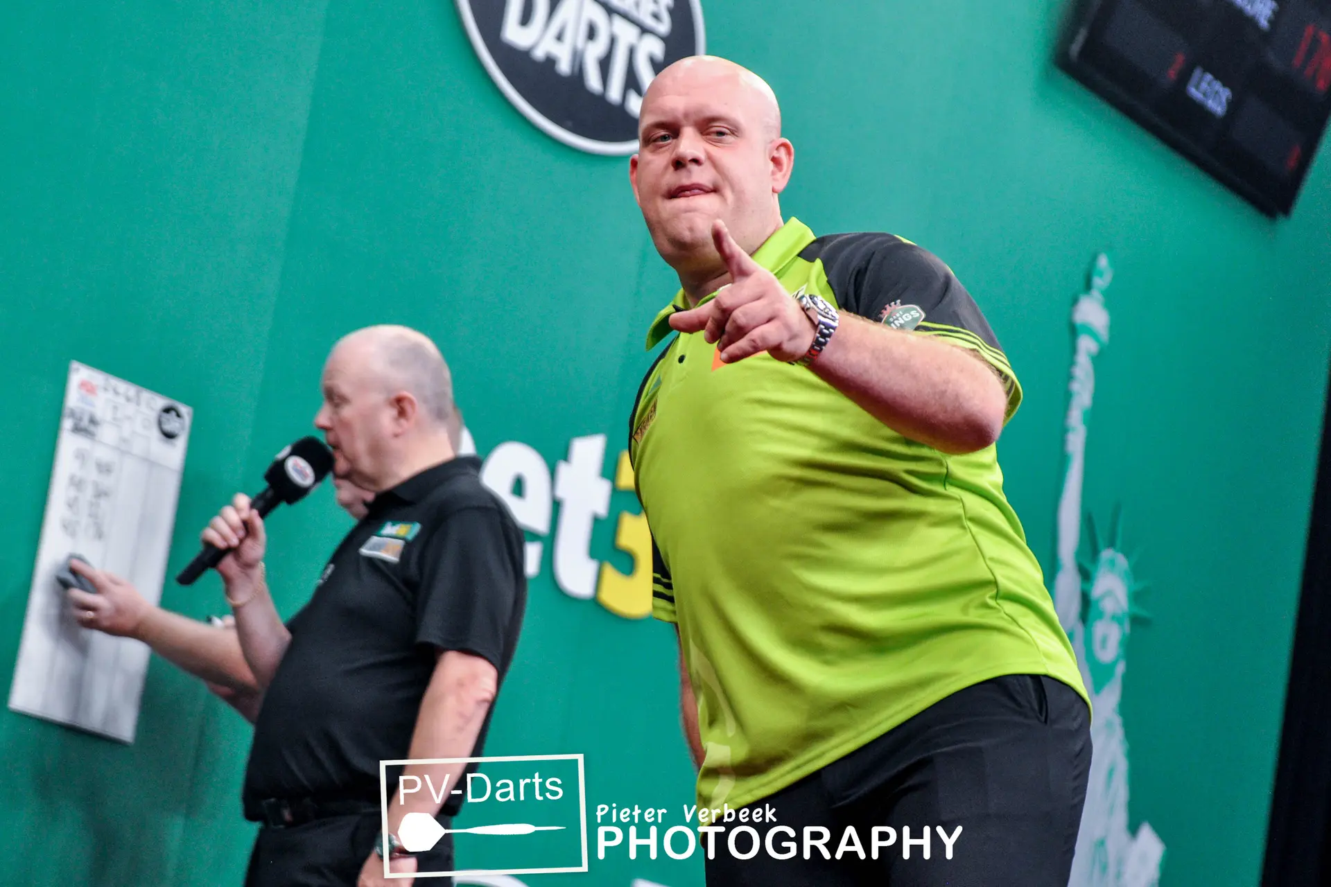 Van Gerwen laat Wade volstrekt kansloos en treft Price in halve eindstrijd US Darts Masters