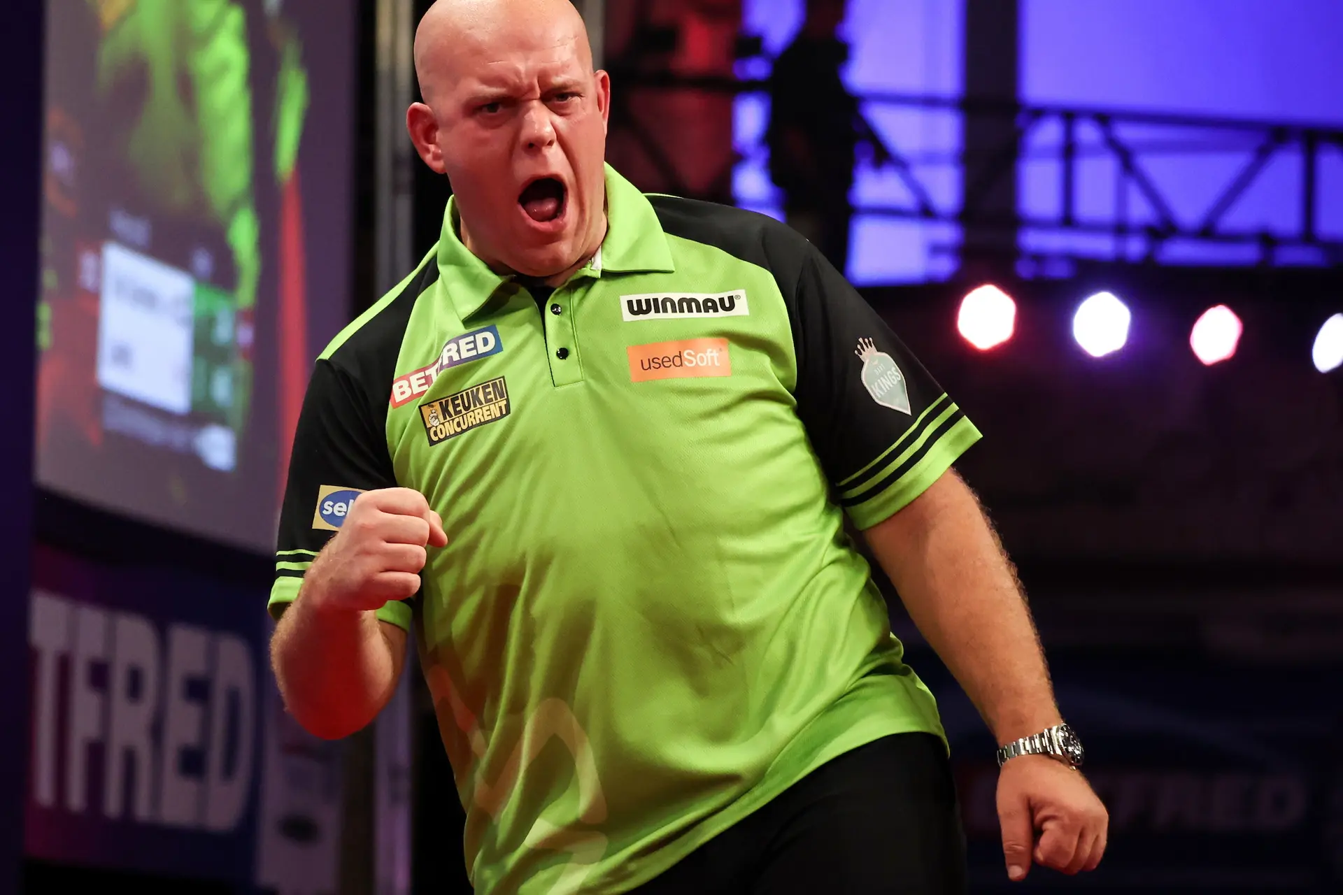 Van Gerwen verslaat Aspinall op het nippertje en staat in halve finales op World Matchplay