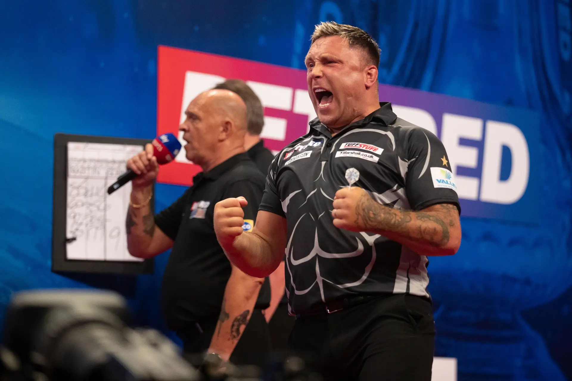 Price rekent af met Chisnall voor plek bij laatste acht