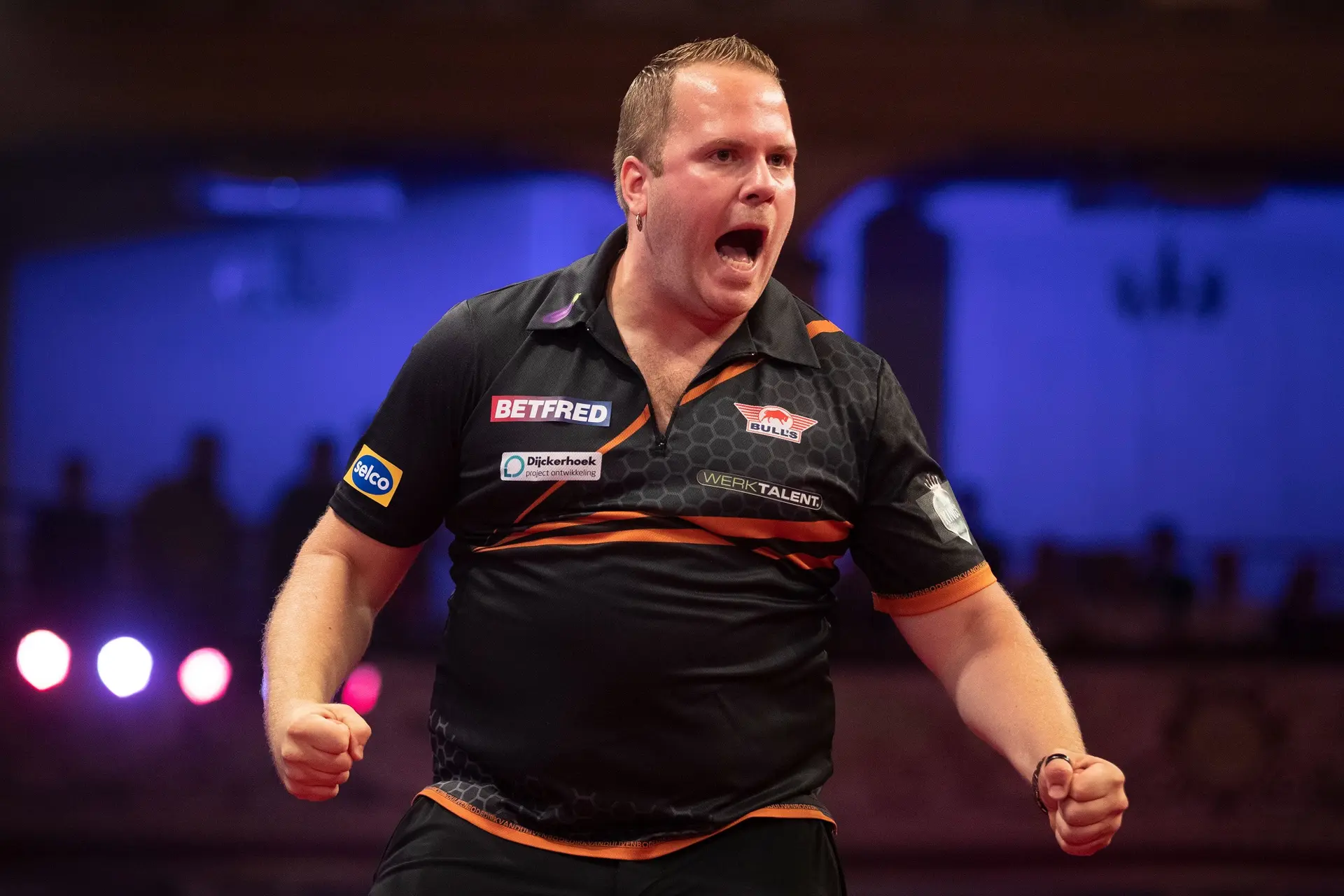 Sterke Van Duijvenbode bereikt laatste zestien op Hungarian Darts Trophy