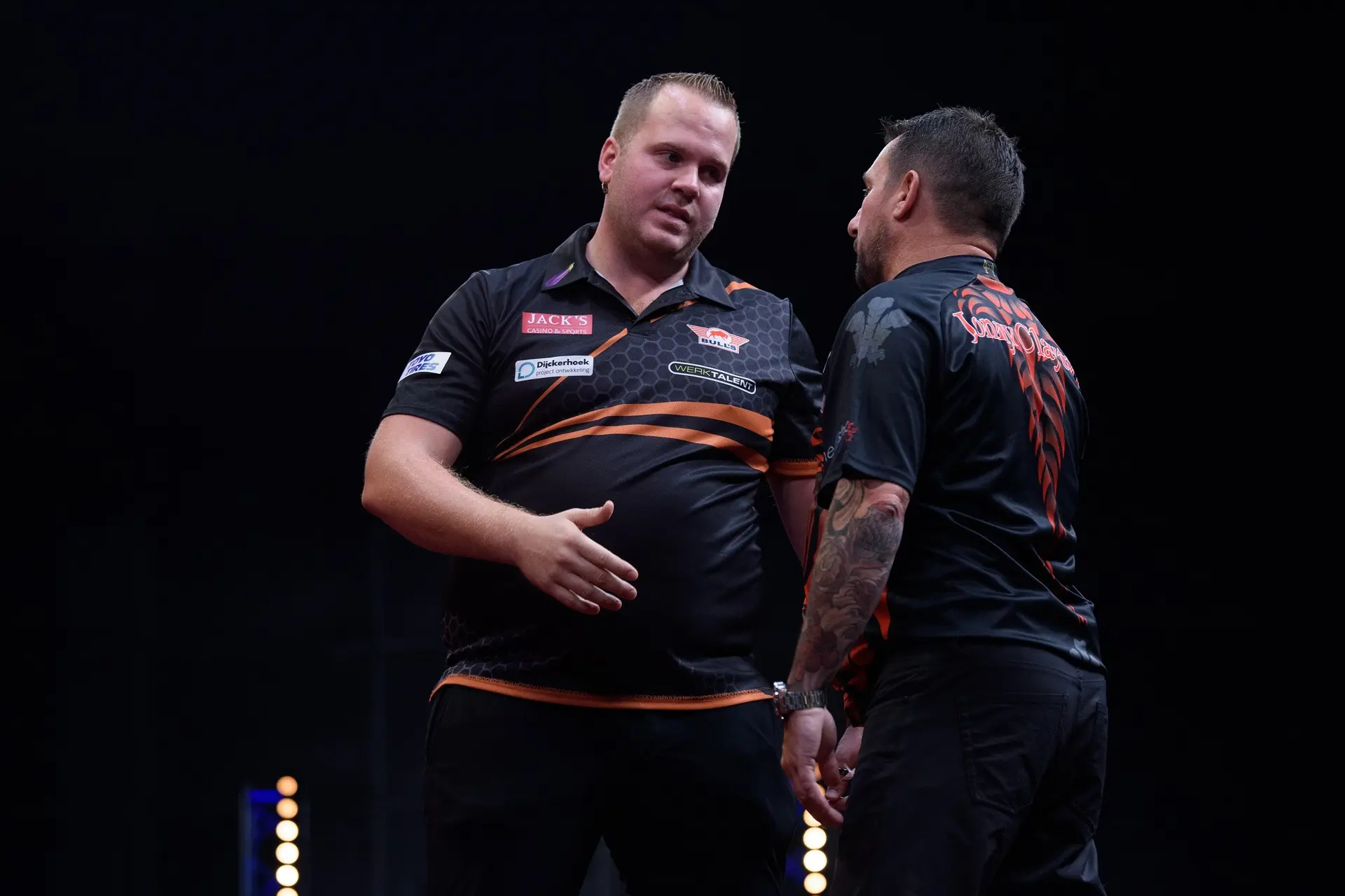 Van Duijvenbode laat zich afleiden door publiek en verliest na goede start van Clayton op World Grand Prix