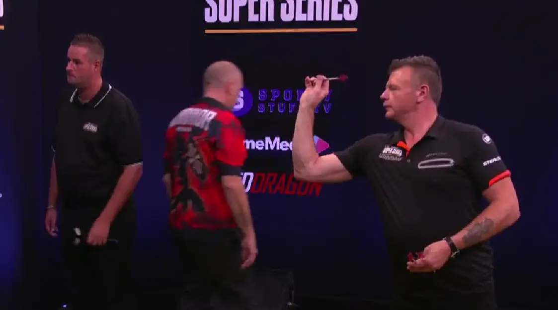 VIDEO: Chris Mason gooit 10-darter via de bullseye in MODUS Super Series