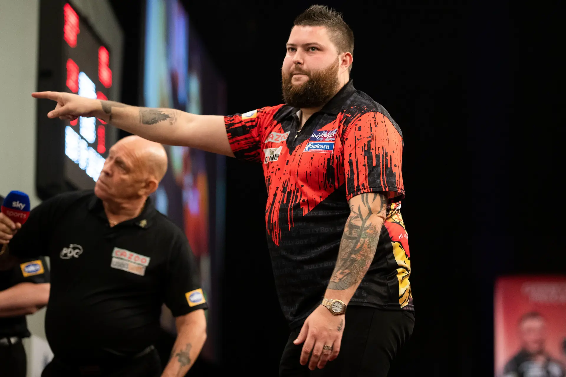 Michael Smith snoept 180-record af van Lewis op Grand Slam of Darts