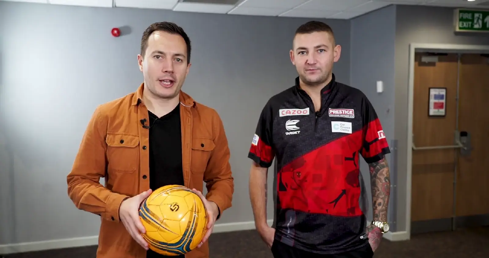 VIDEO: Aspinall probeert tijd van Sherrock te verbeteren in 'Oche Obstacle Course Challenge'