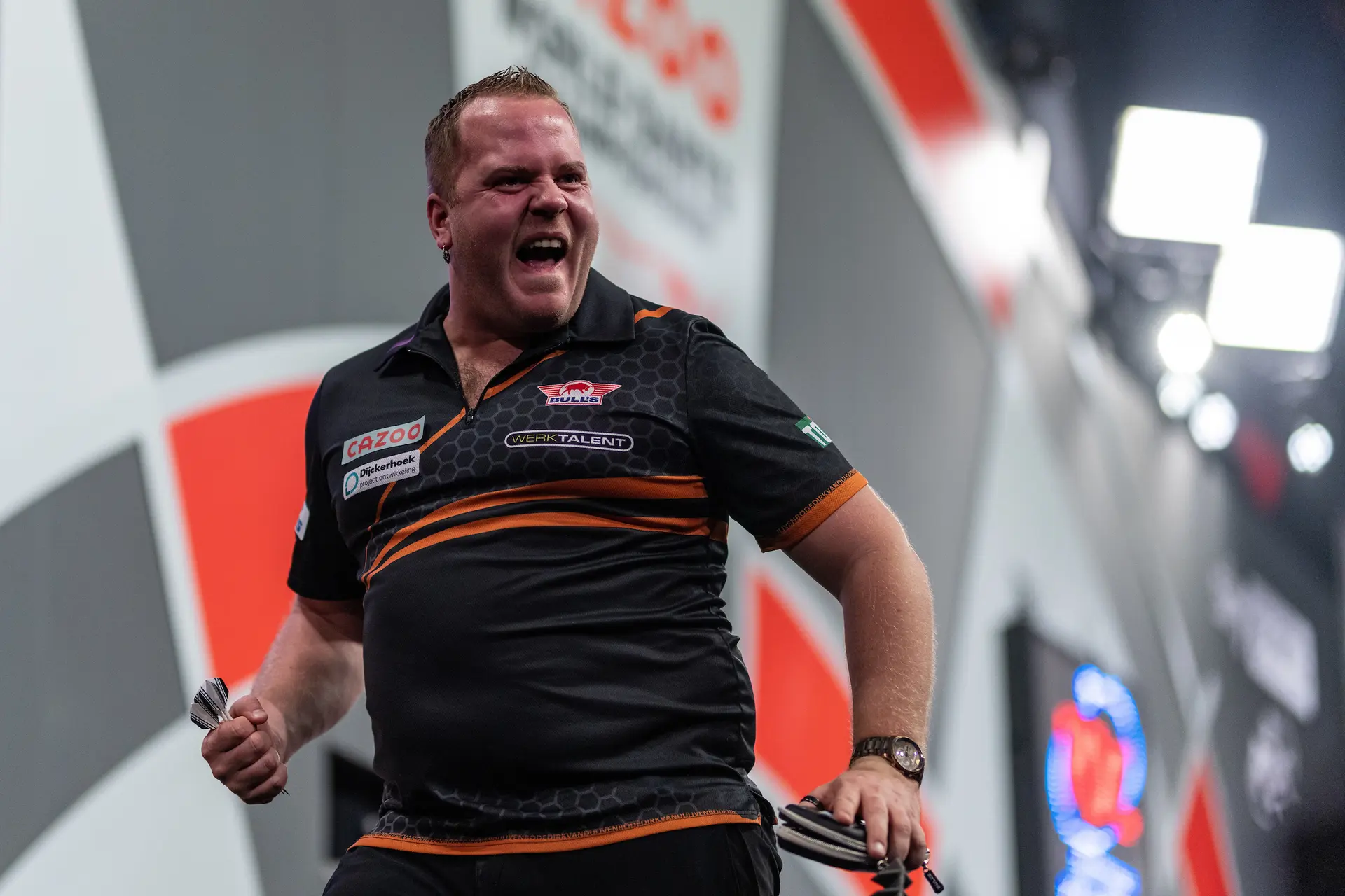 Van Duijvenbode overleeft opnieuw matchdarts op WK Darts en bereikt laatste 16 na sudden-death thriller
