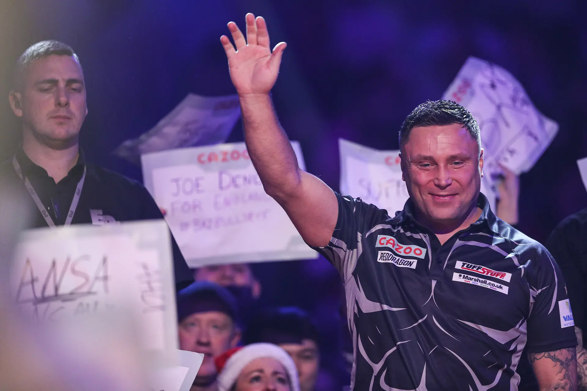 Price overtuigt enkel in zijn laatste set tegen Woodhouse en wacht op kraker tegen Van Barneveld op WK Darts