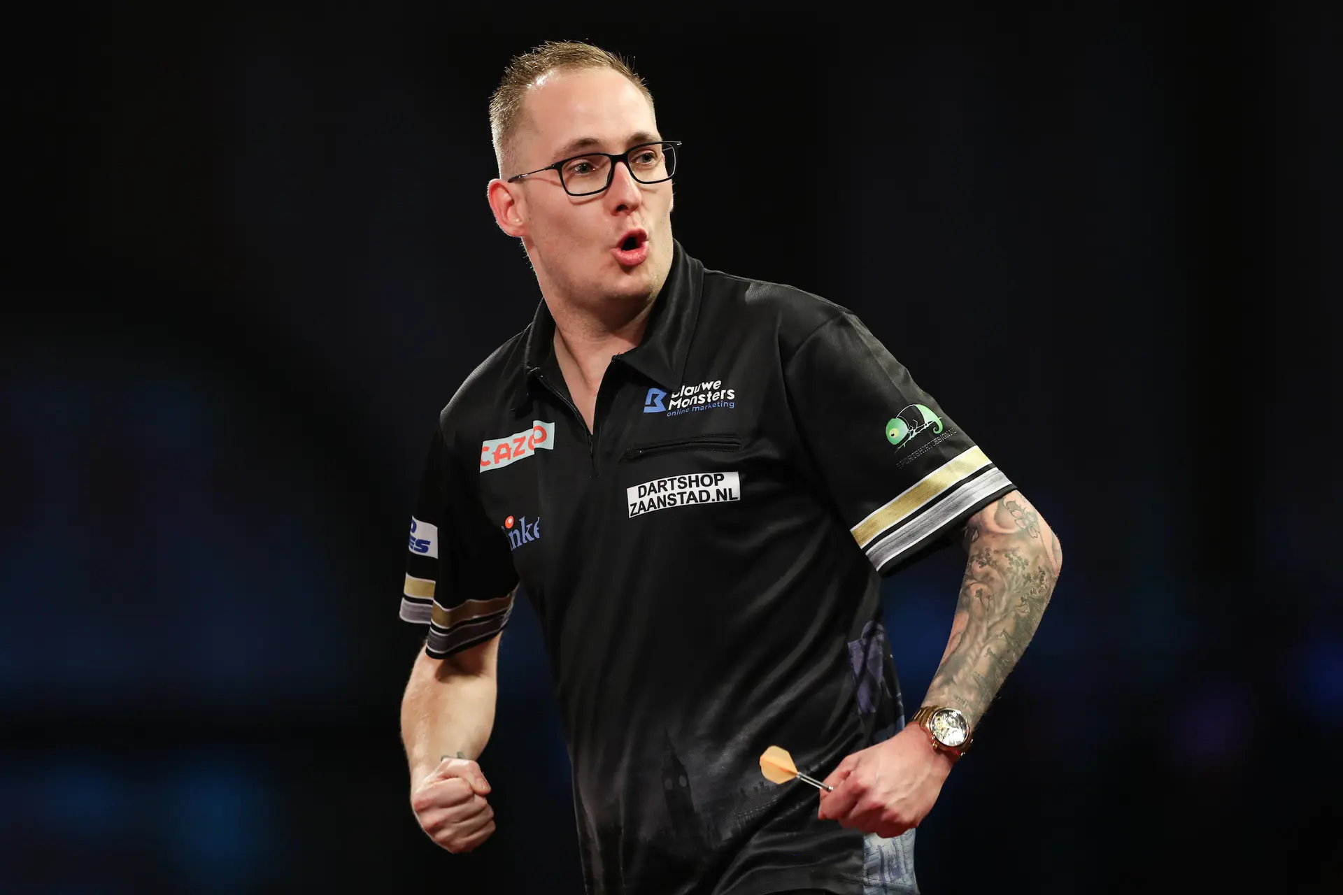 Jimmy Hendriks ondanks vele gemiste dubbels naar tweede ronde op WK Darts