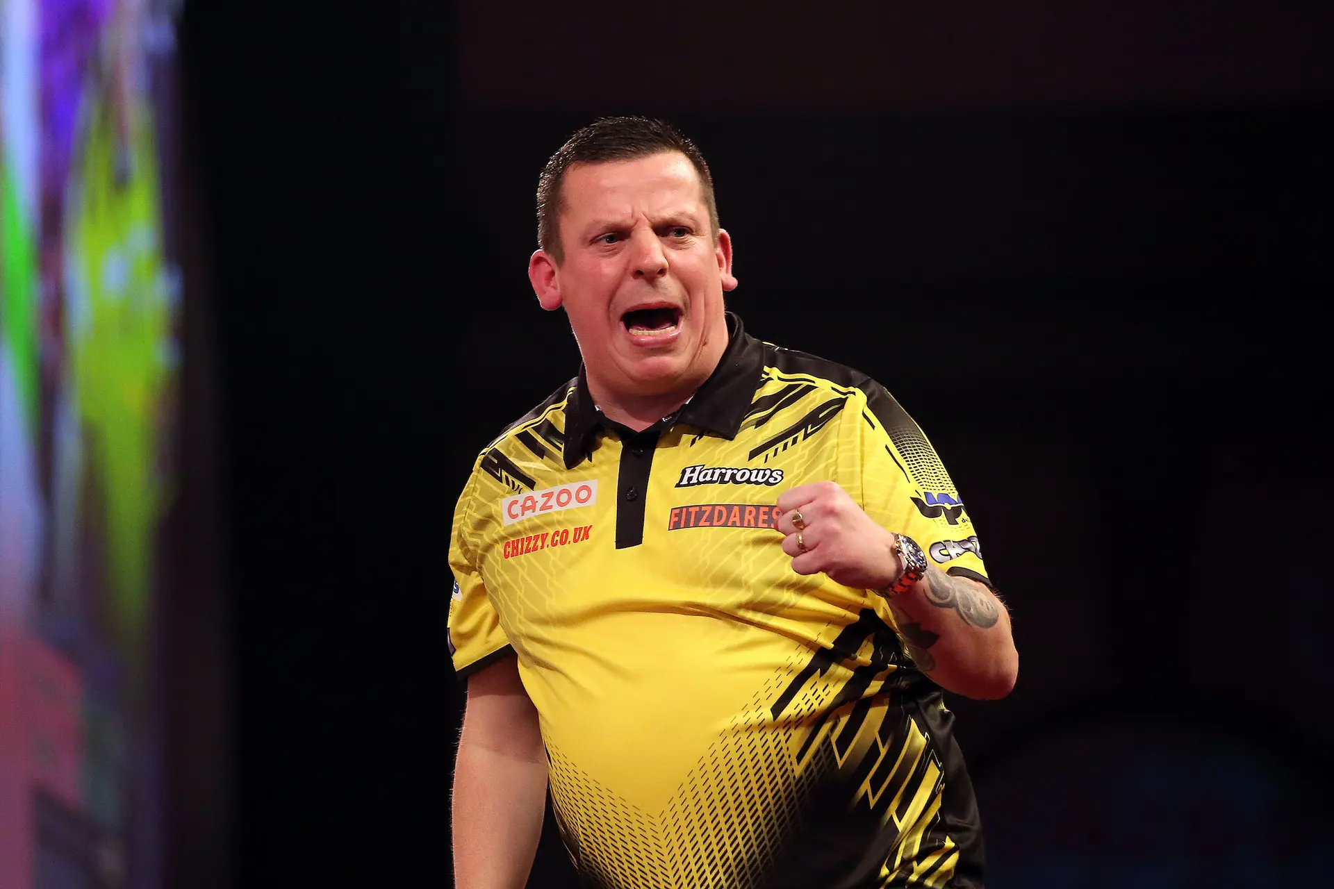 Chisnall dankzij waanzinnige finish verder op Masters, Wade verslaat debutant