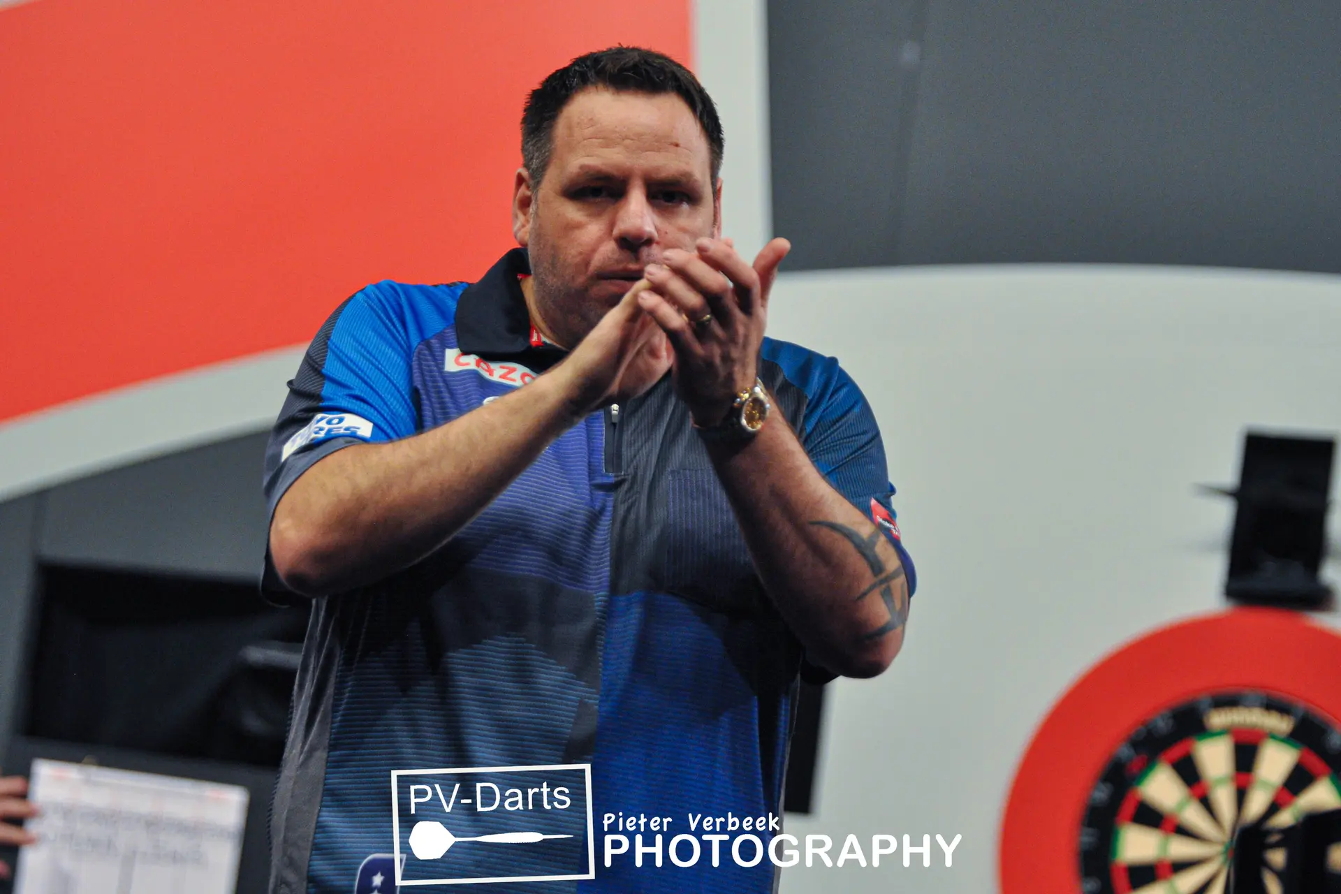 Lewis vlotjes naar tweede ronde op WK Darts en treft Heta in volgende partij