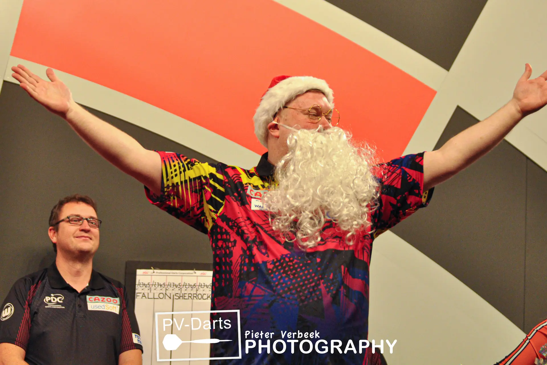 VIDEO: Ricky Evans steelt de show op WK Darts met bizarre walk-on als Kerstman