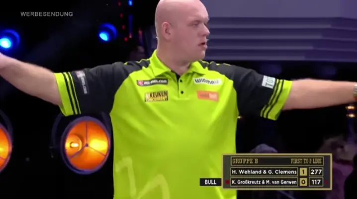VIDEO: Van Gerwen gooit op zelden vertoonde wijze een 117 finish tijdens Promi Darts-WK
