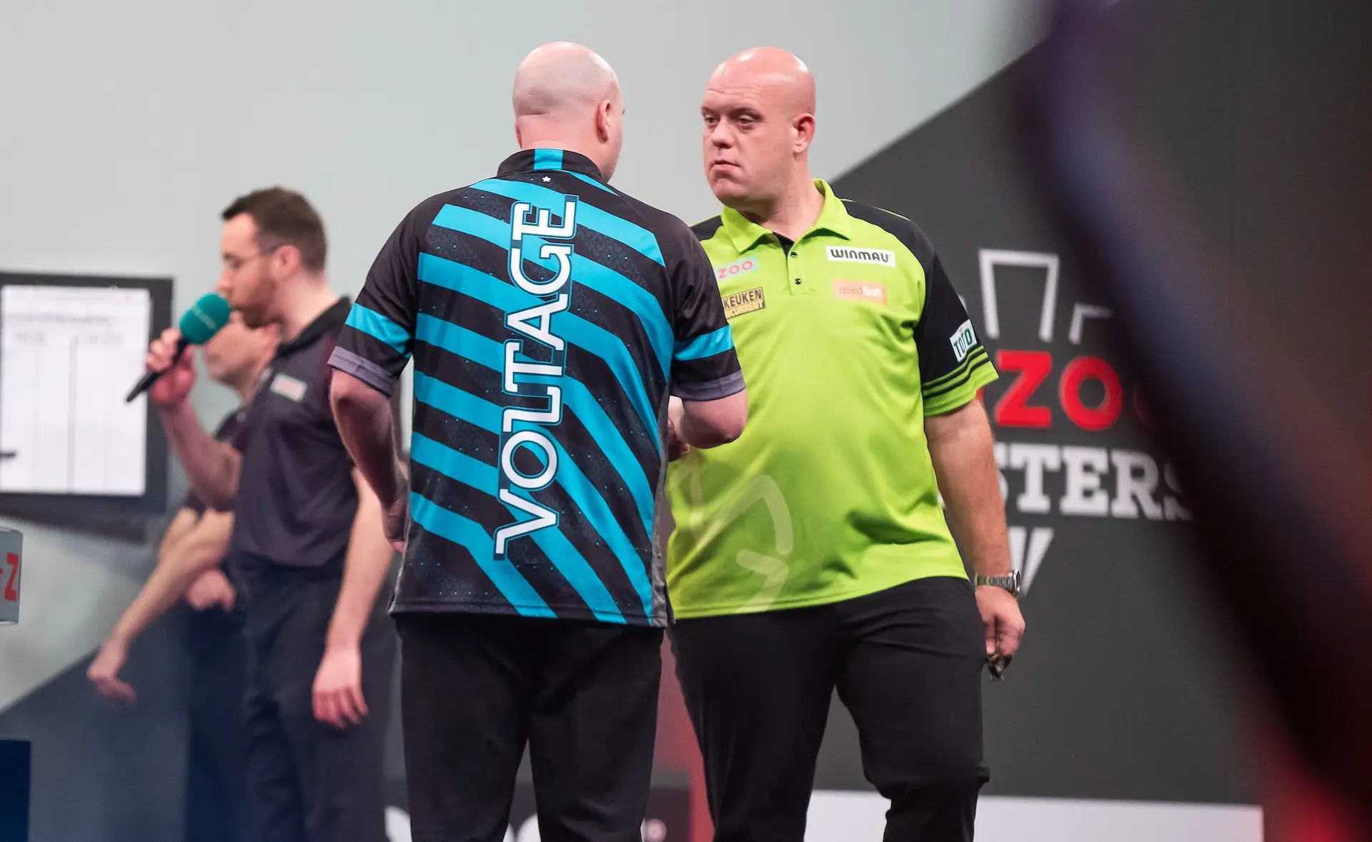 Van Gerwen spreekt ergernis uit over 'engnek' Cross na nederlaag: ''Dat domme lachen en doen''