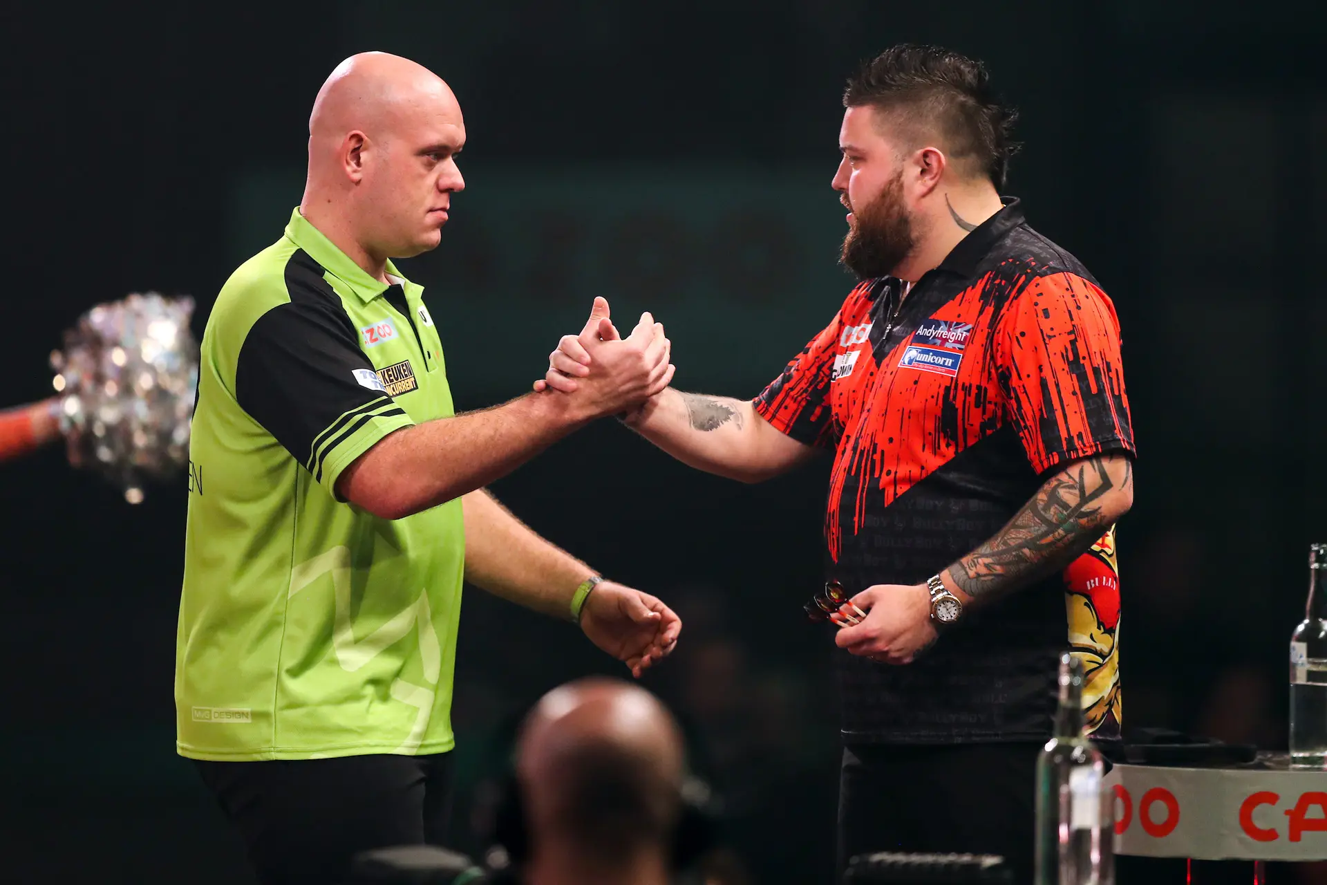 VIDEO: Hoogtepunten van bizarre WK-finale tussen Smith en Van Gerwen