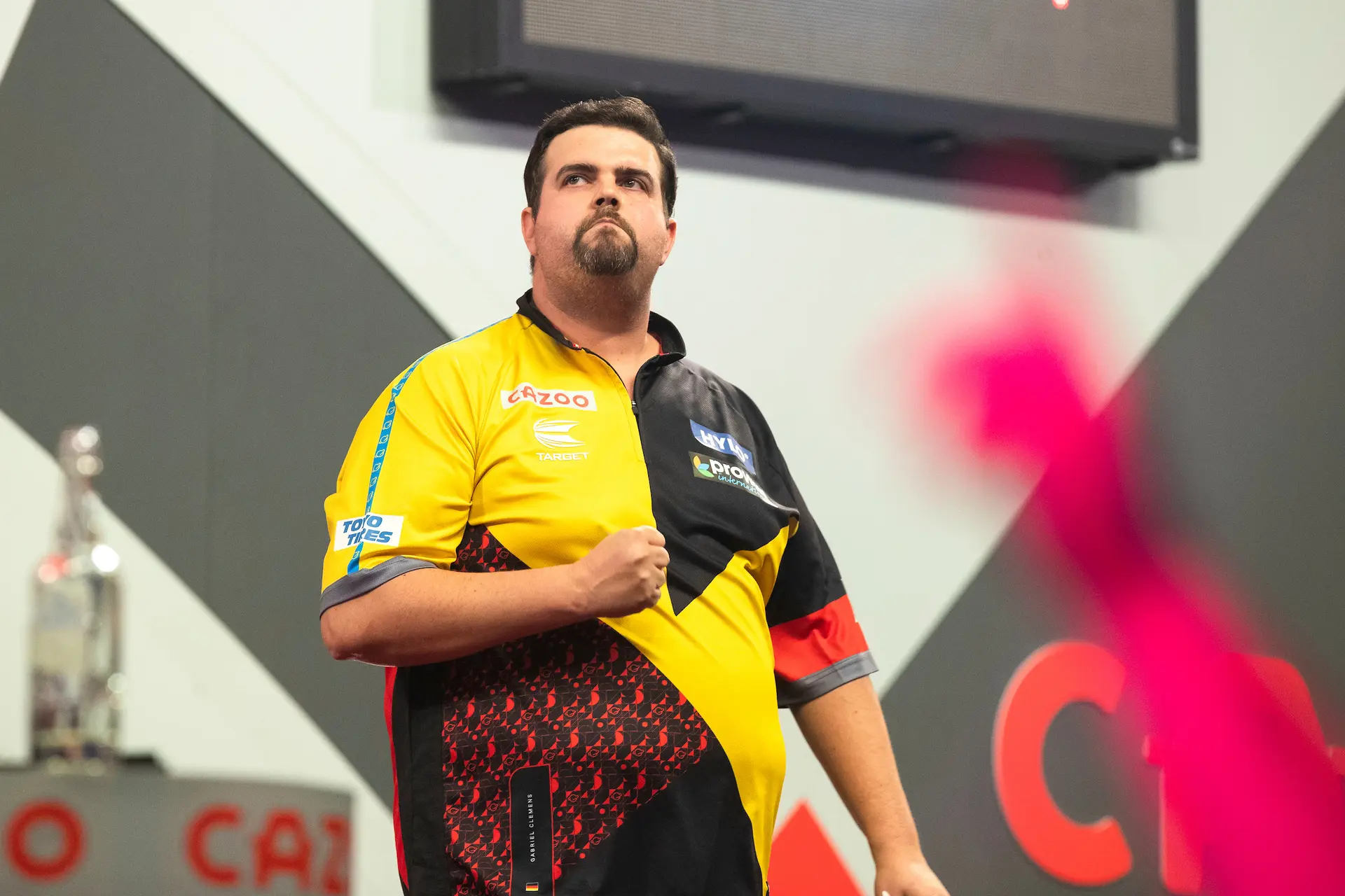 Clemens toont zich sportieve verliezer na nederlaag in halve finale WK Darts: ''Hij gooide werkelijk alles, de betere speler heeft gewonnen''