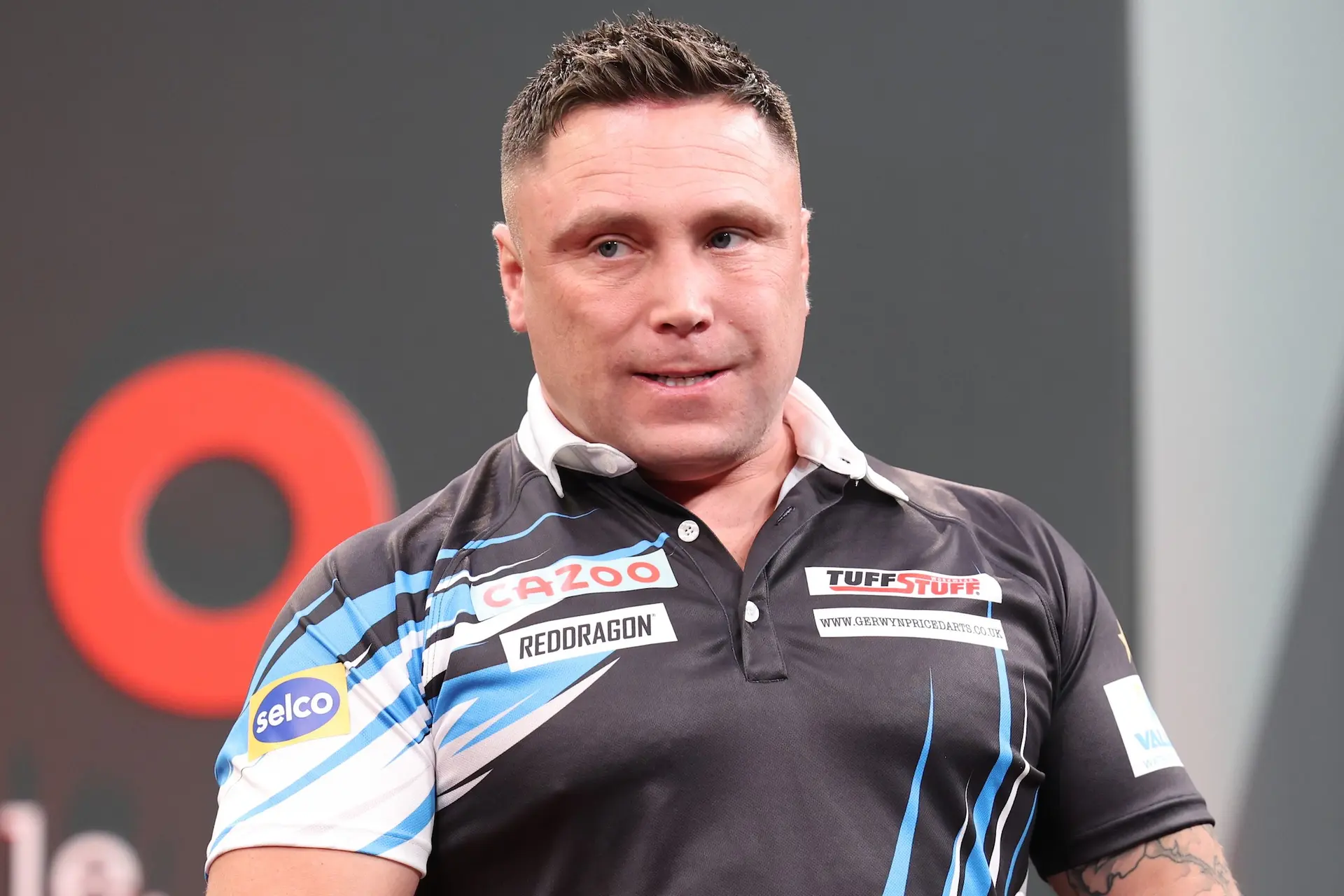 Boze Gerwyn Price geeft wedstrijd halverwege op en verlaat toernooi: ''Slechtere omstandigheden dan bij de amateurs''