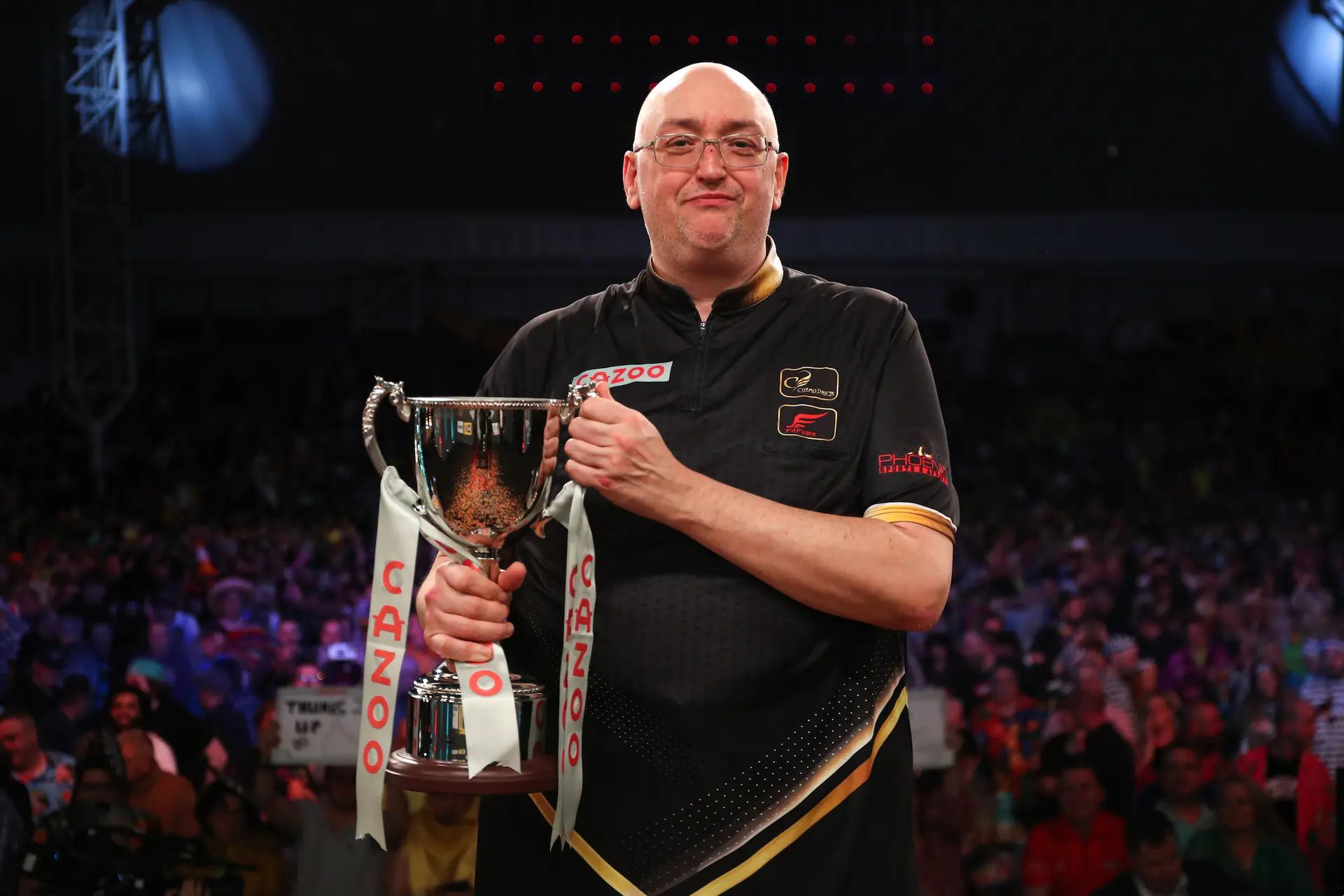 Gilding lacht na UK Open titel: "Nu moet ik al deze grote titels winnen"